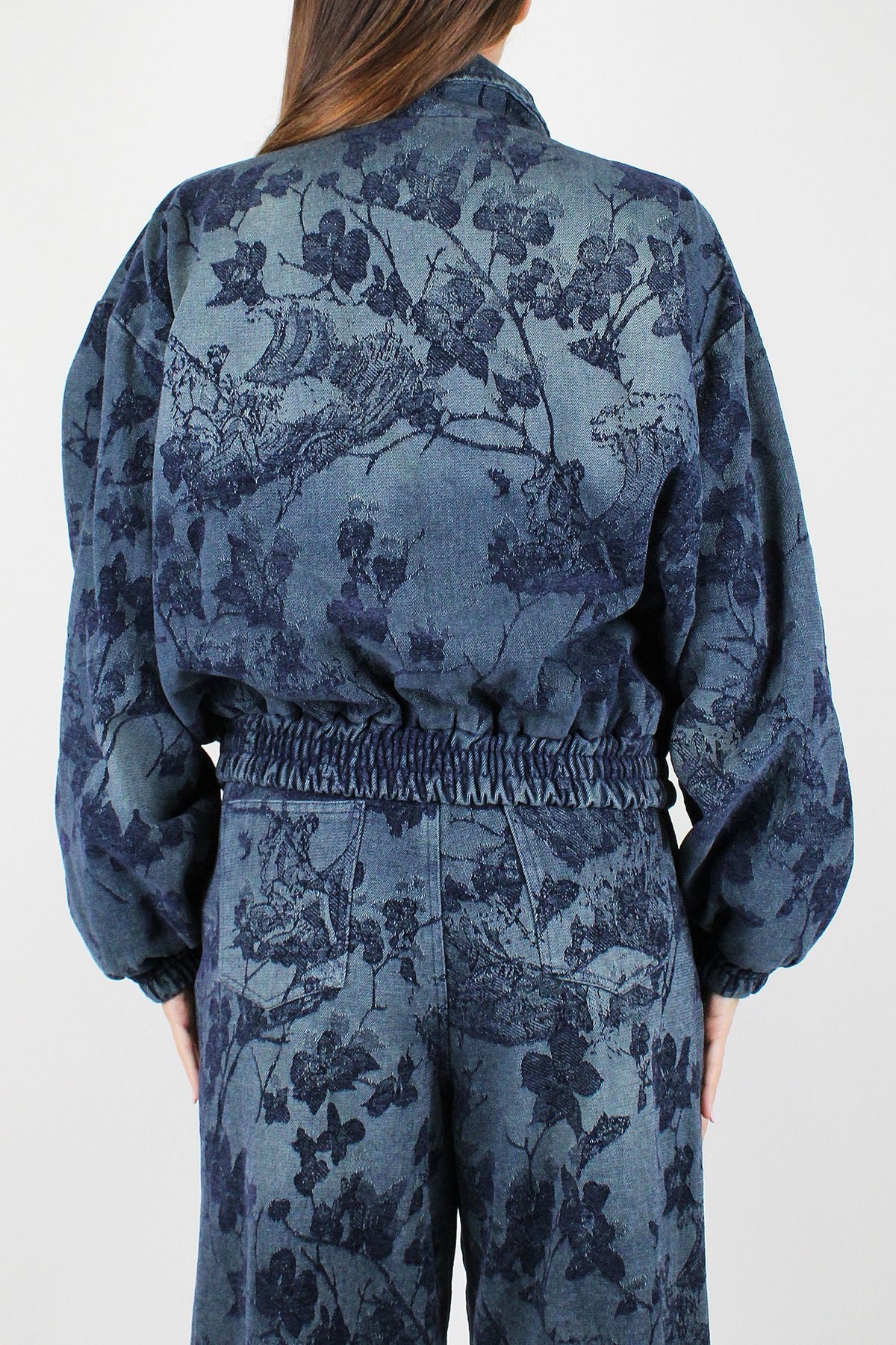 Motel - Bomber effetto denim con fantasia floreale ricamata tono su tono