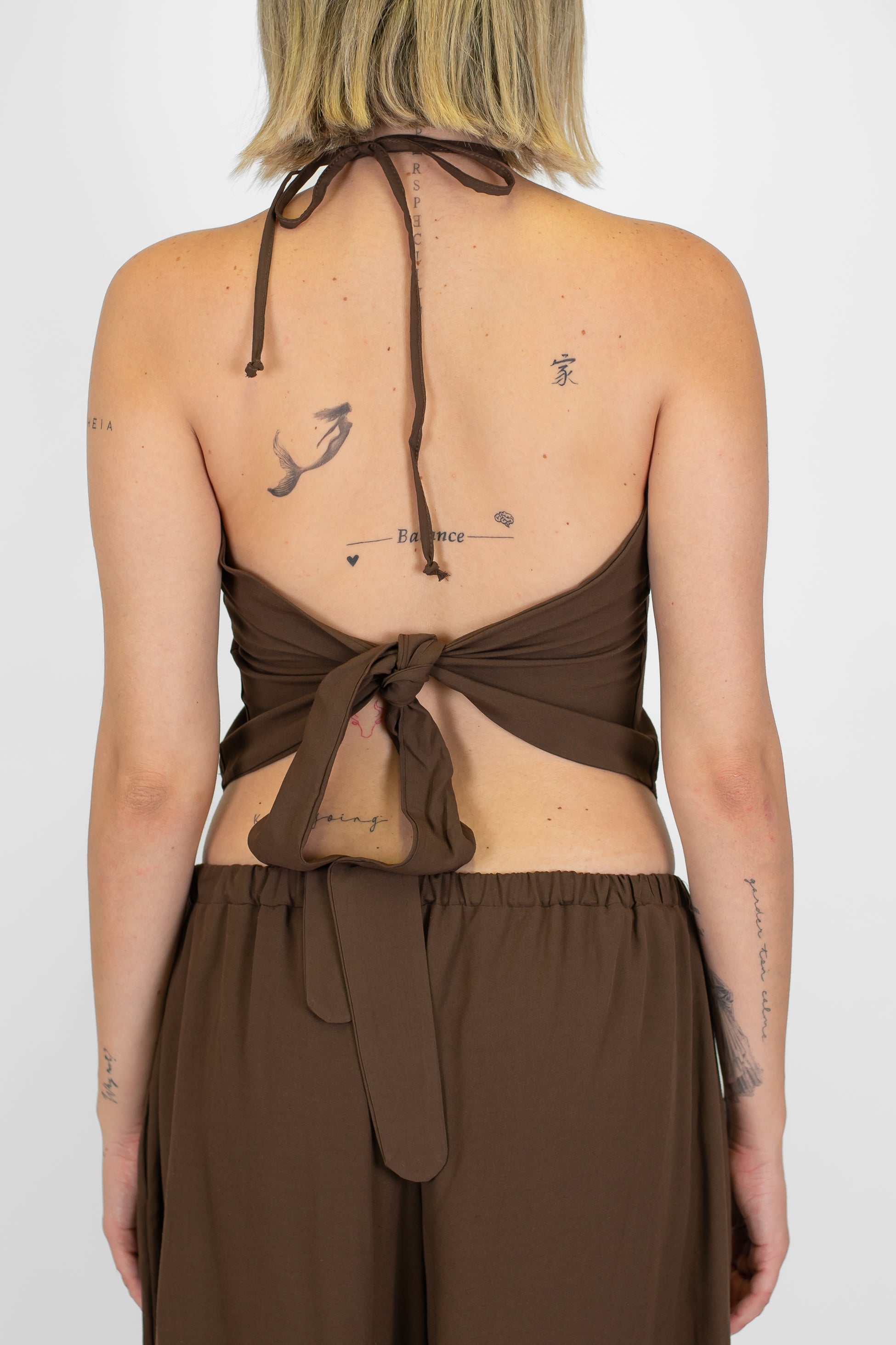 Tensione in - Coordinato in misto lino con allaccio sul retro e pantalone palazzo con elastico in vita