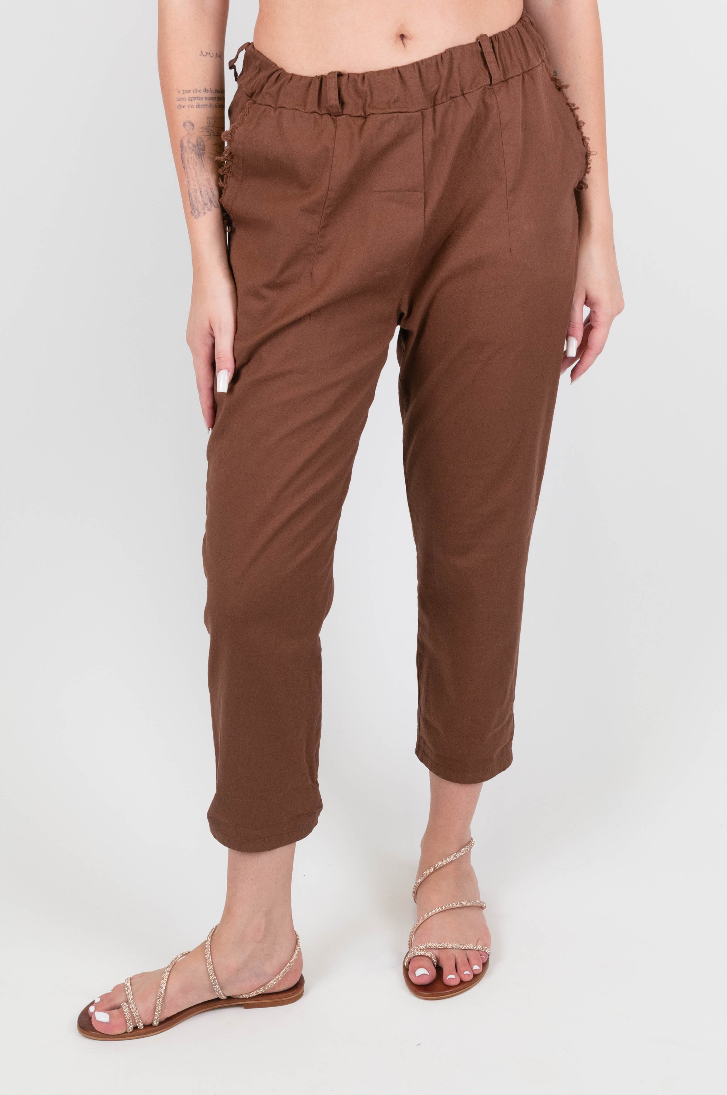 Motel - Pantalone carrot con tasche sfrangiate ed elastico in vita