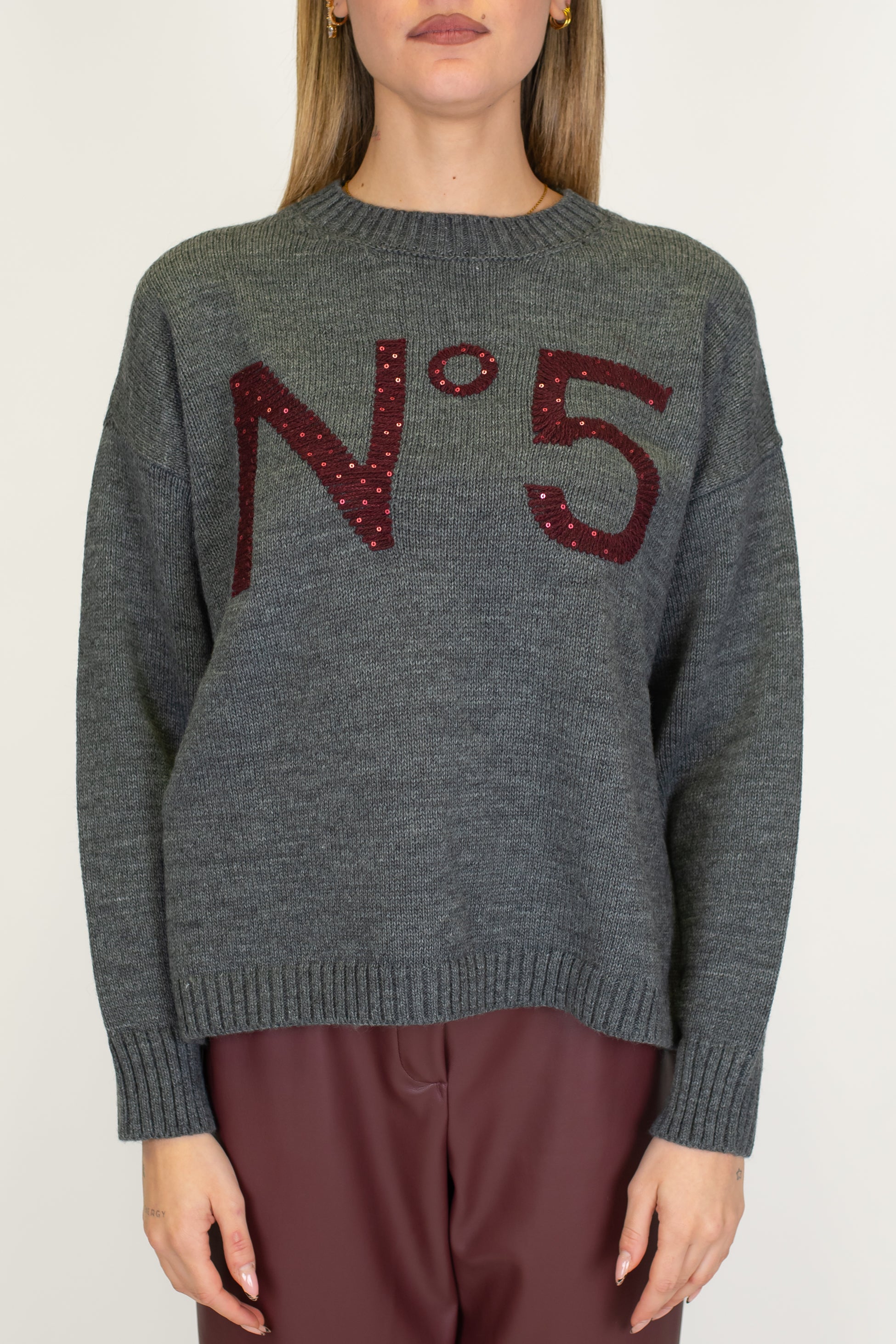 Tensione in -Maglia girocollo in misto lana con ricamo N°5