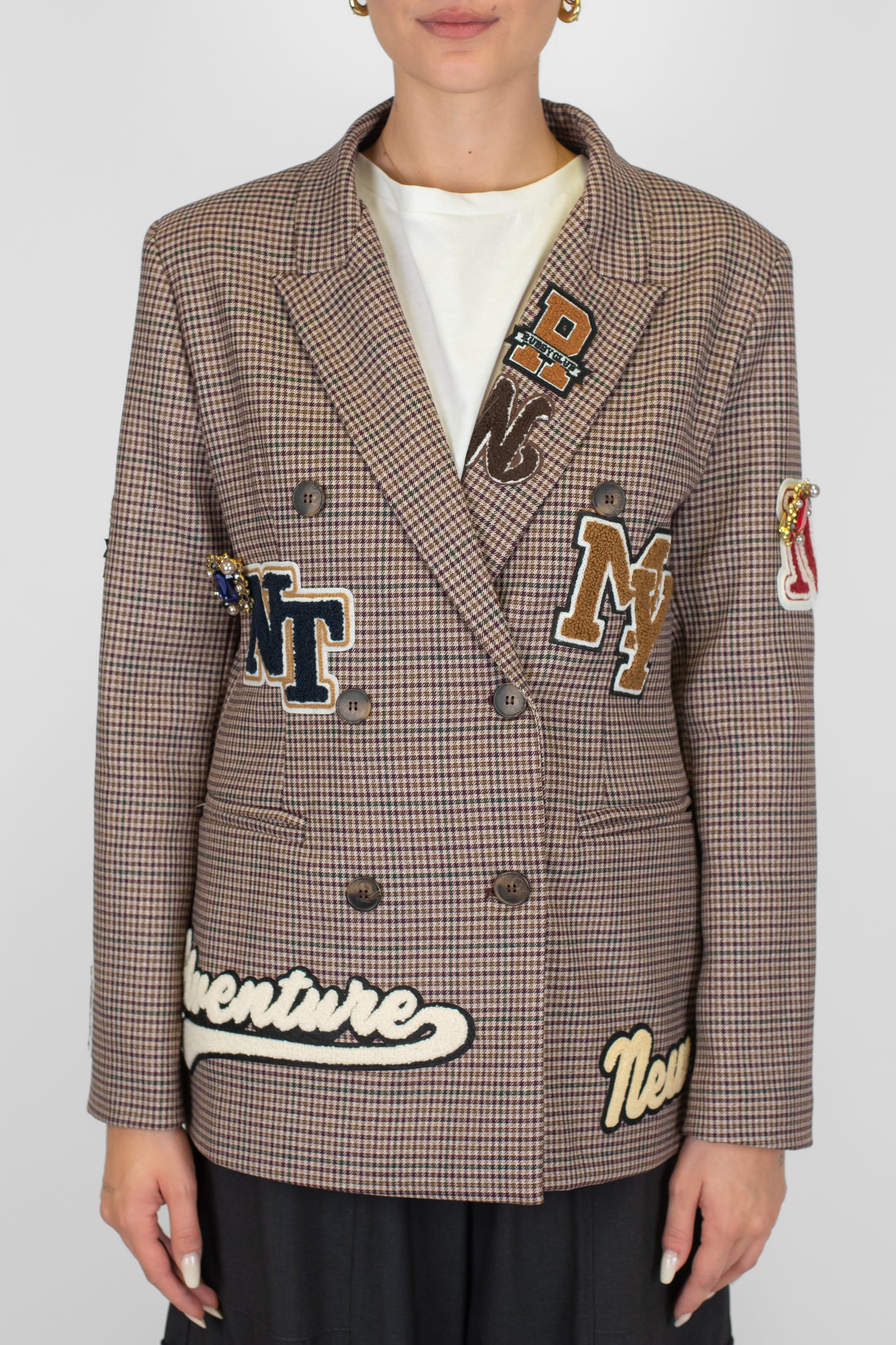 Tensione in - Giacca doppiopetto fantasia pied de poule con patch scritte