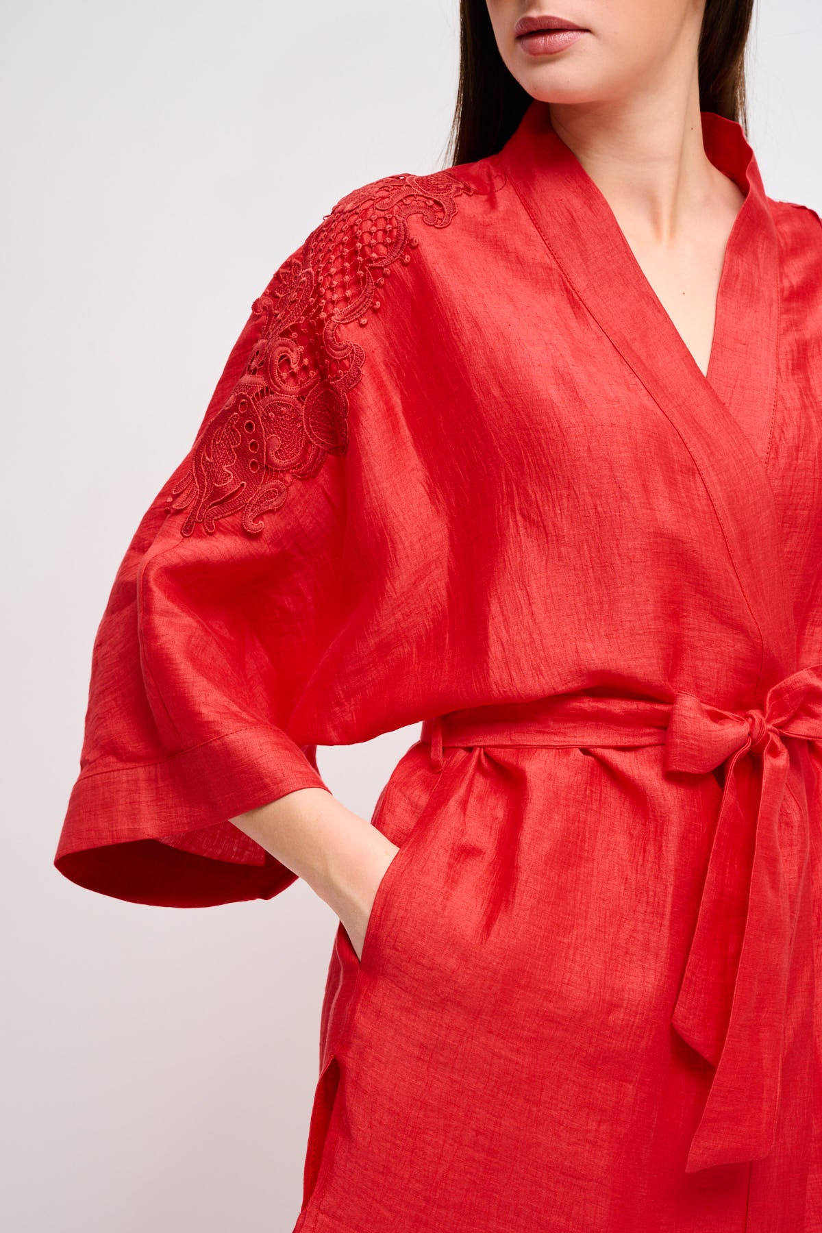 Maryley - Giacca kimono in lino con ricami sulle maniche e cintura in tessuto