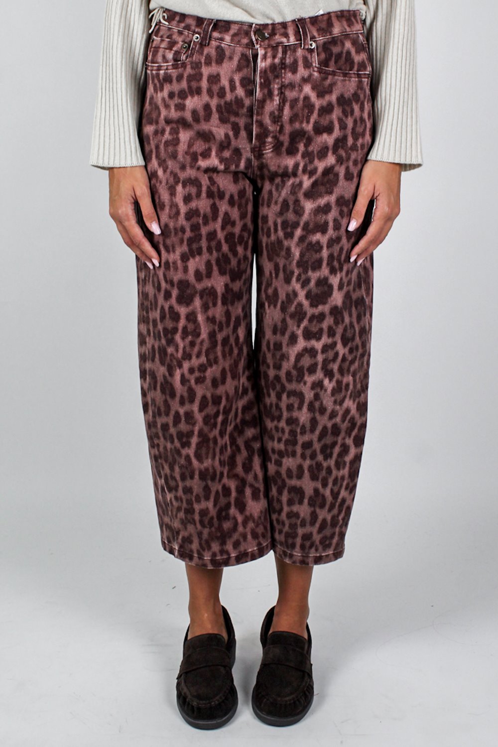 Motel - Pantalone balloon crop fantasia animalier in denim colorato
