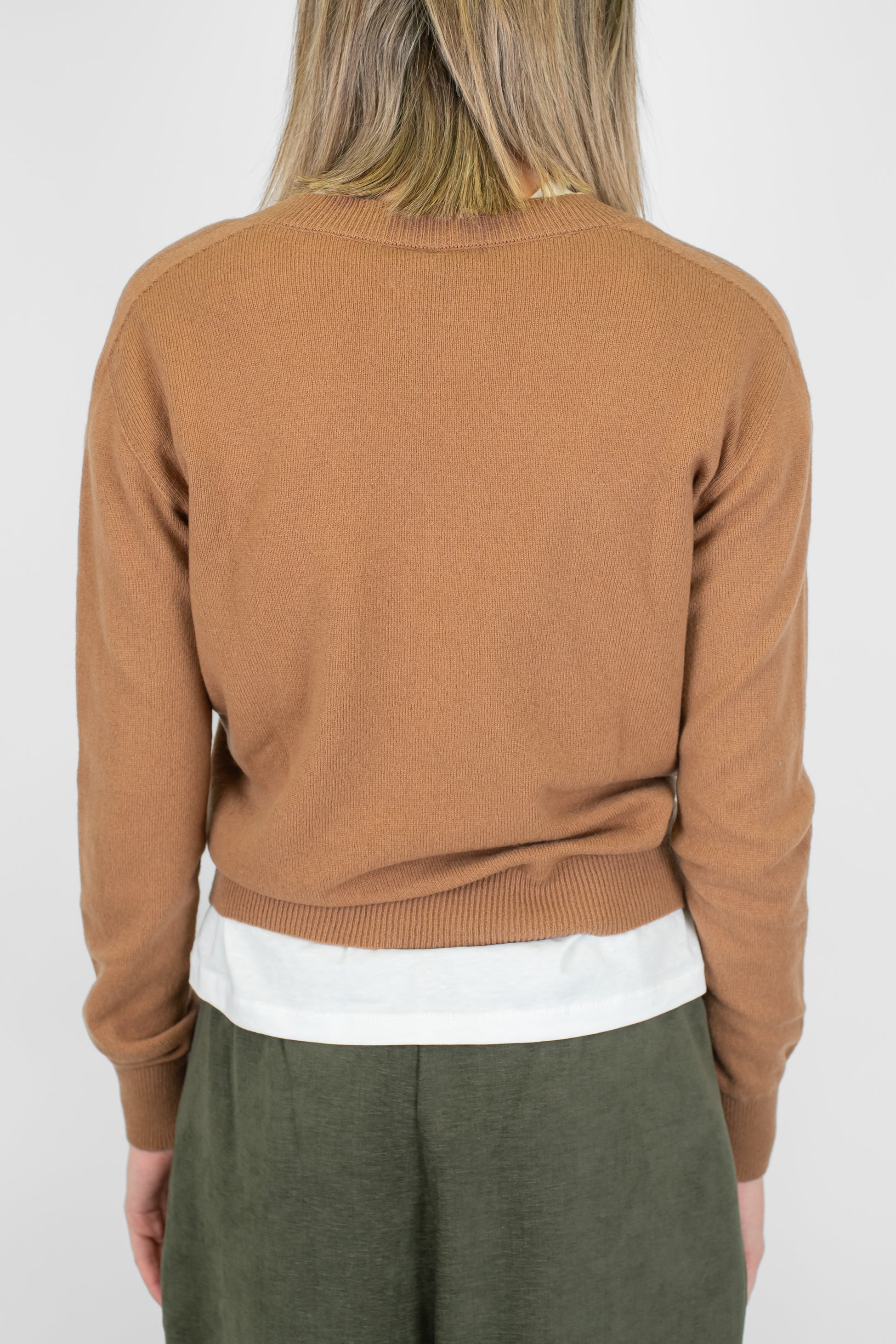 Tensione in - Maglia scollo a V in pura lana