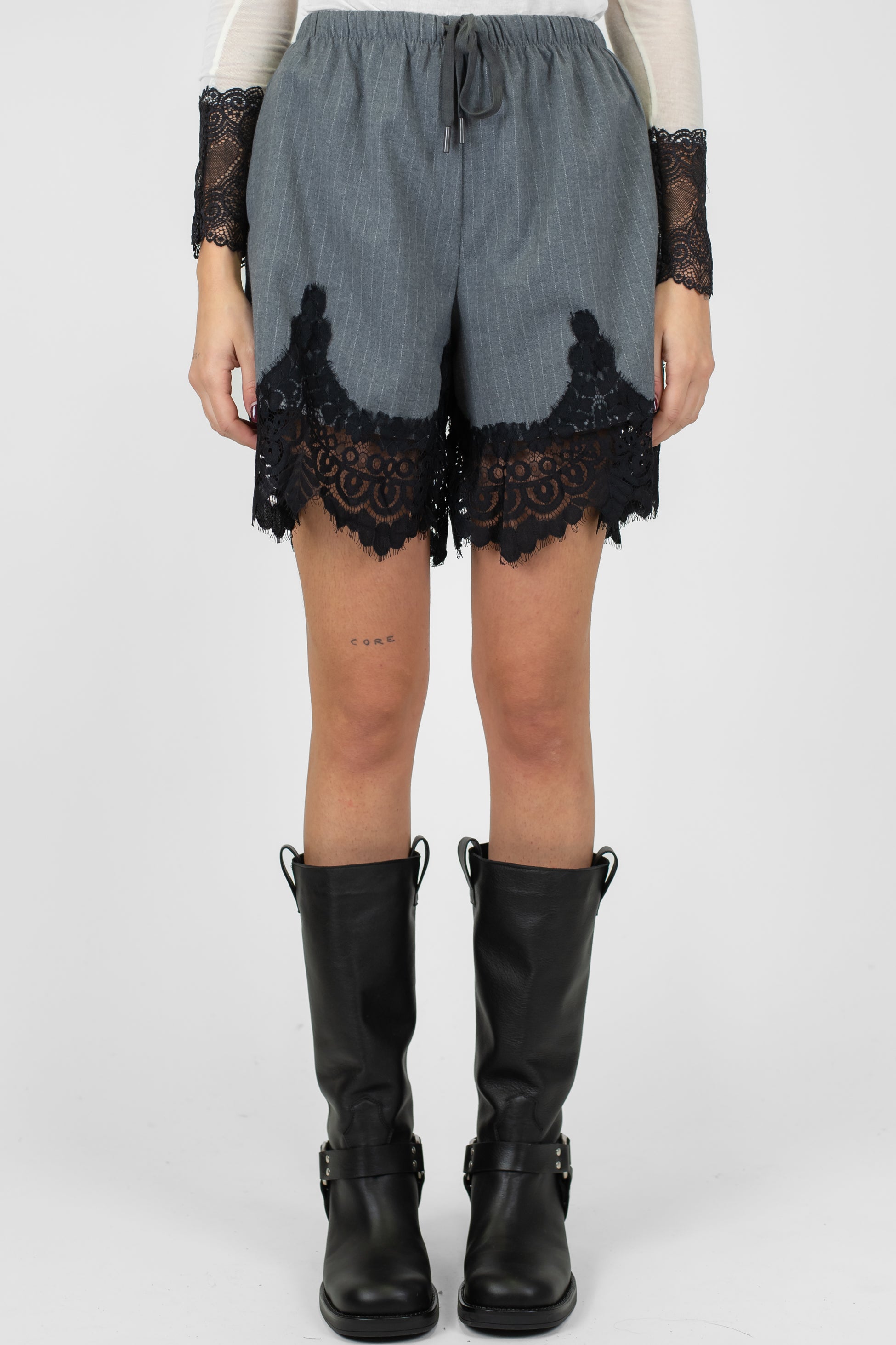 Tensione in - Bermuda gessato con coulisse e orli in pizzo