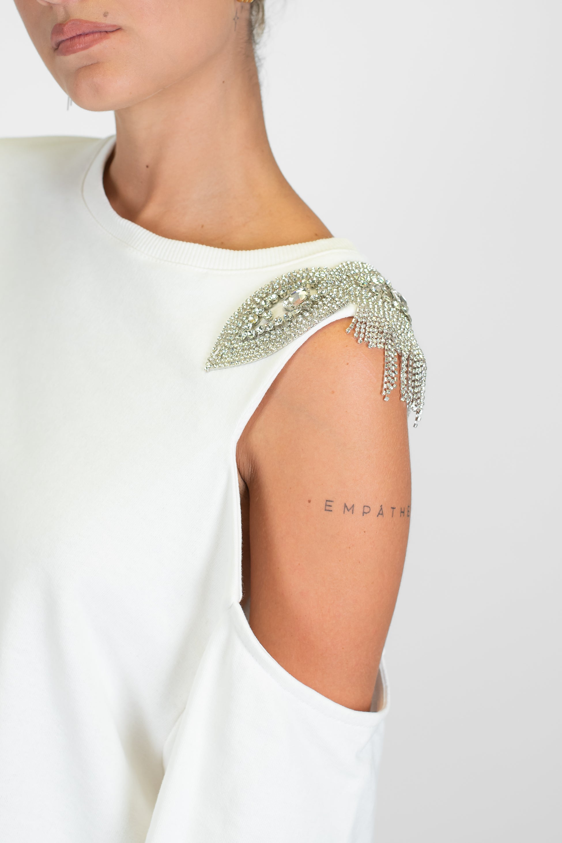 Tensione in - Felpa cut-out con applicazioni strass sulla spalla