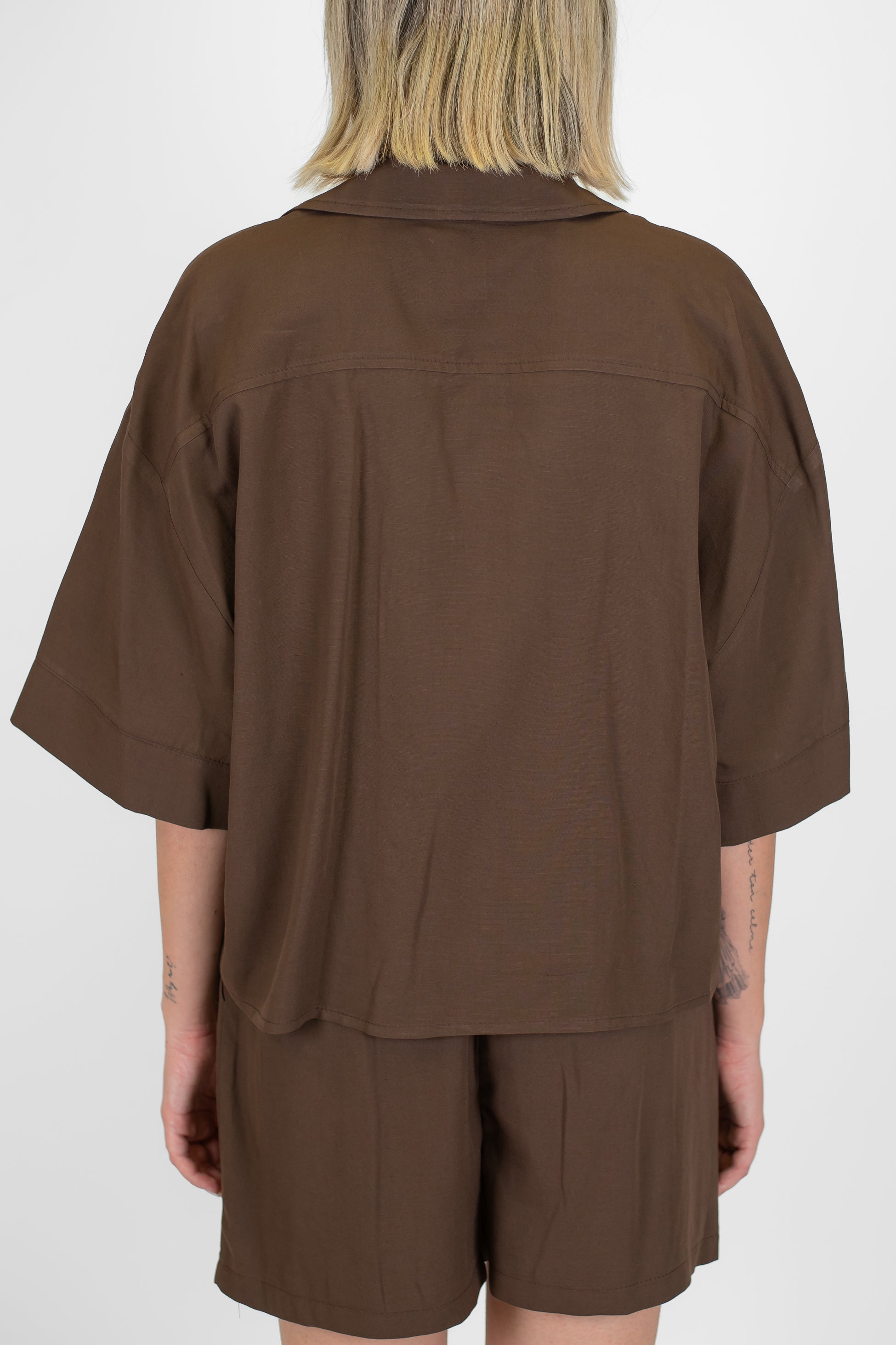 Tensione in - Coordinato in misto lino camicia over mezzamanica e shorts con elastico in vita