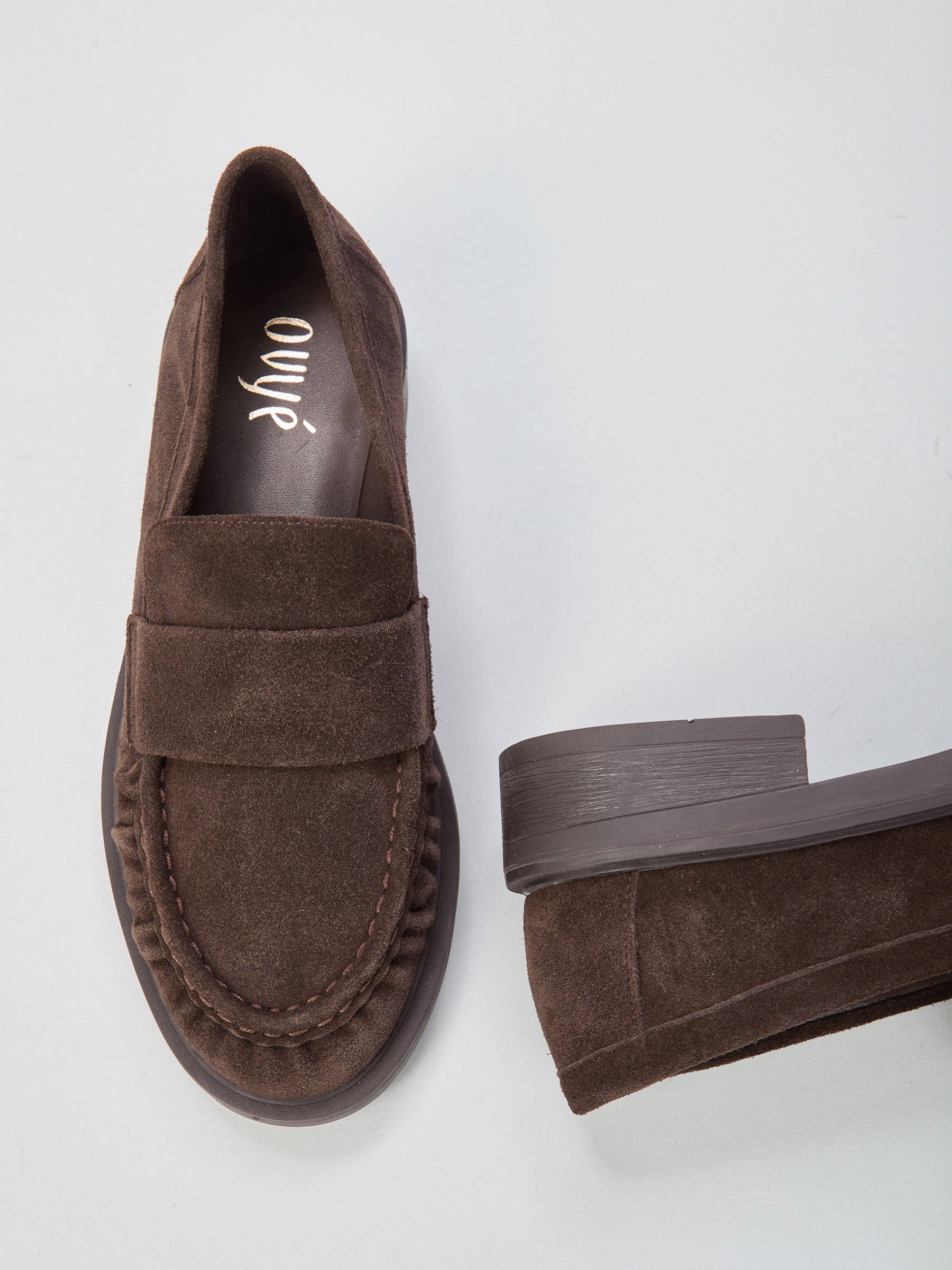Ovyè - Mocassino in suede e pelle con punta arricciata §