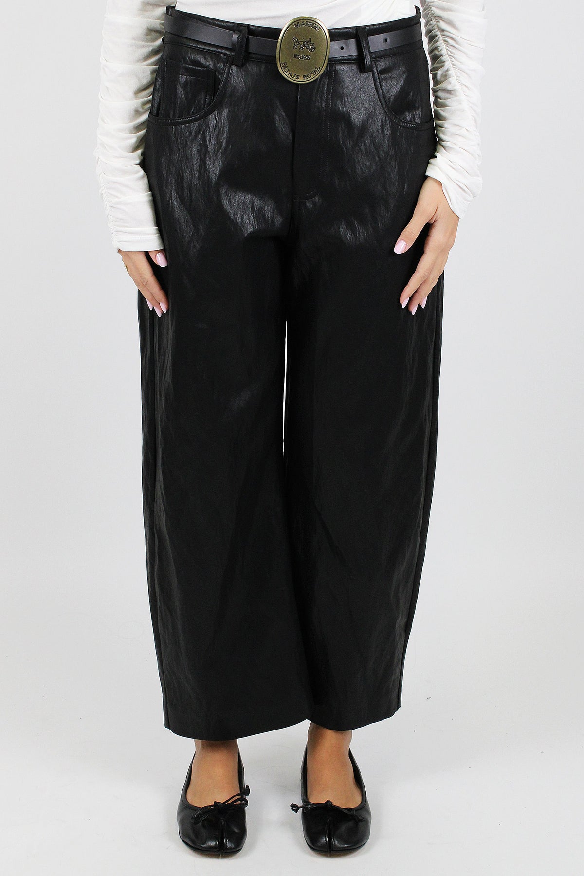 Tensione in - Pantalone regular crop in ecopelle