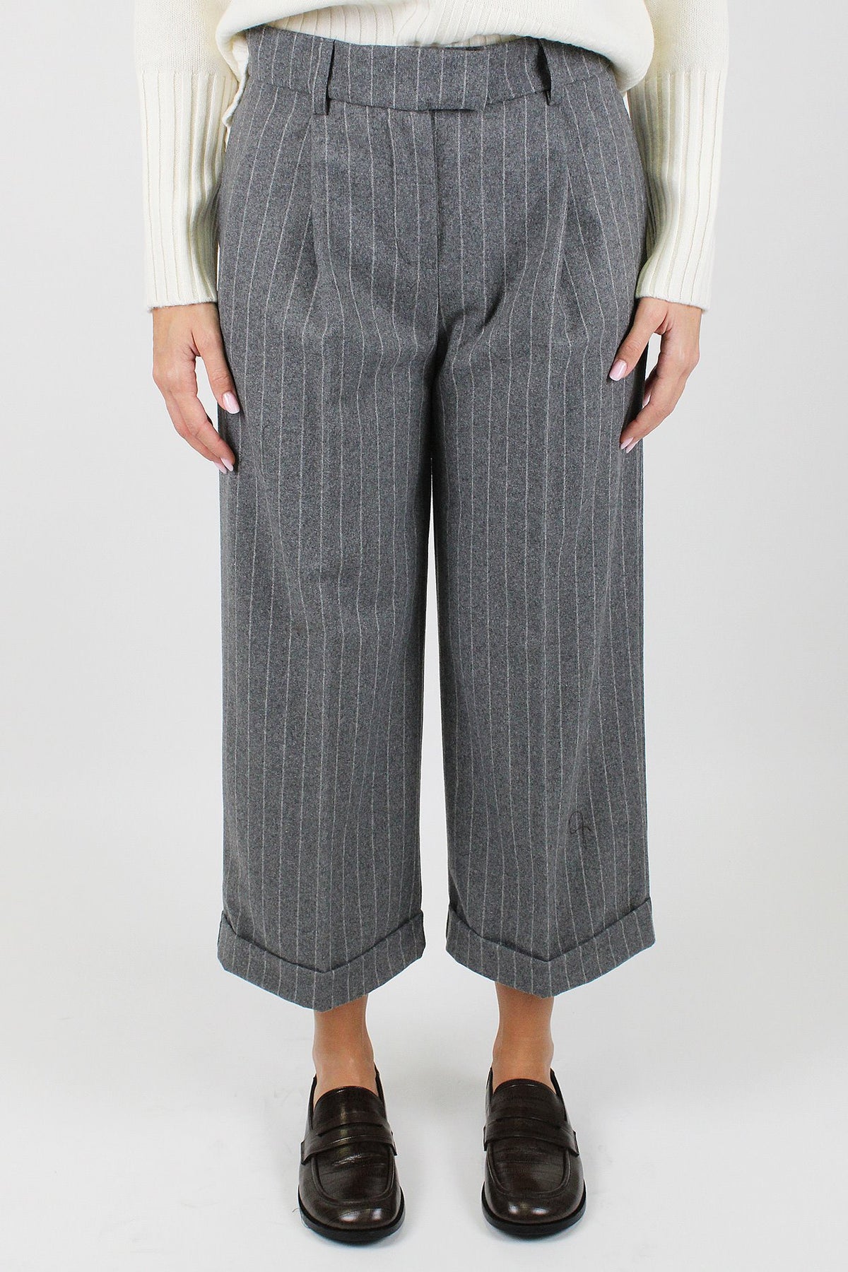 Tensione in - Pantalone regular crop gessato in misto lana con abbottonatura a scomparsa