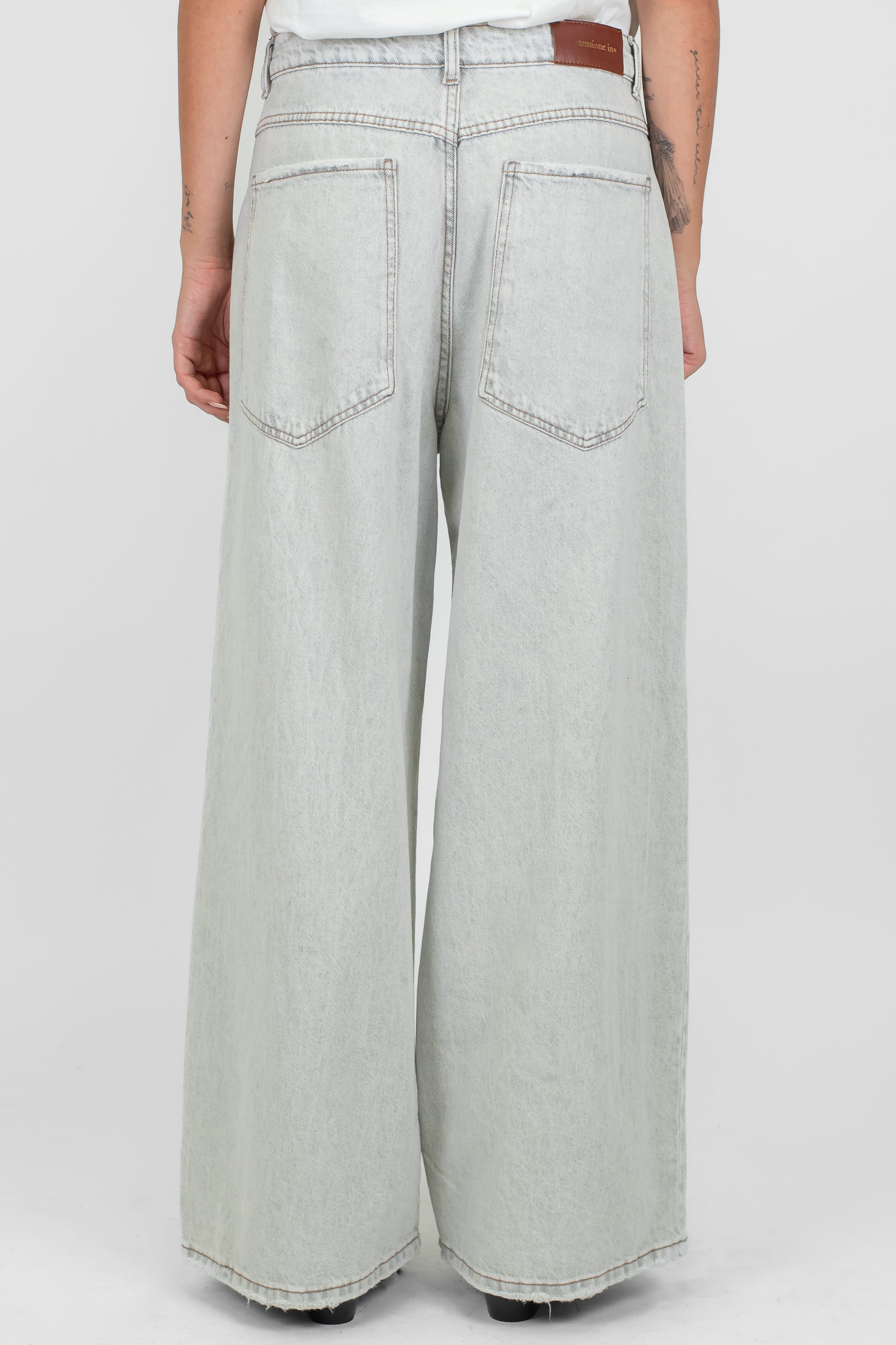Tensione in - Jeans palazzo lavaggio chiaro modello Giusi con tasconi posteriori