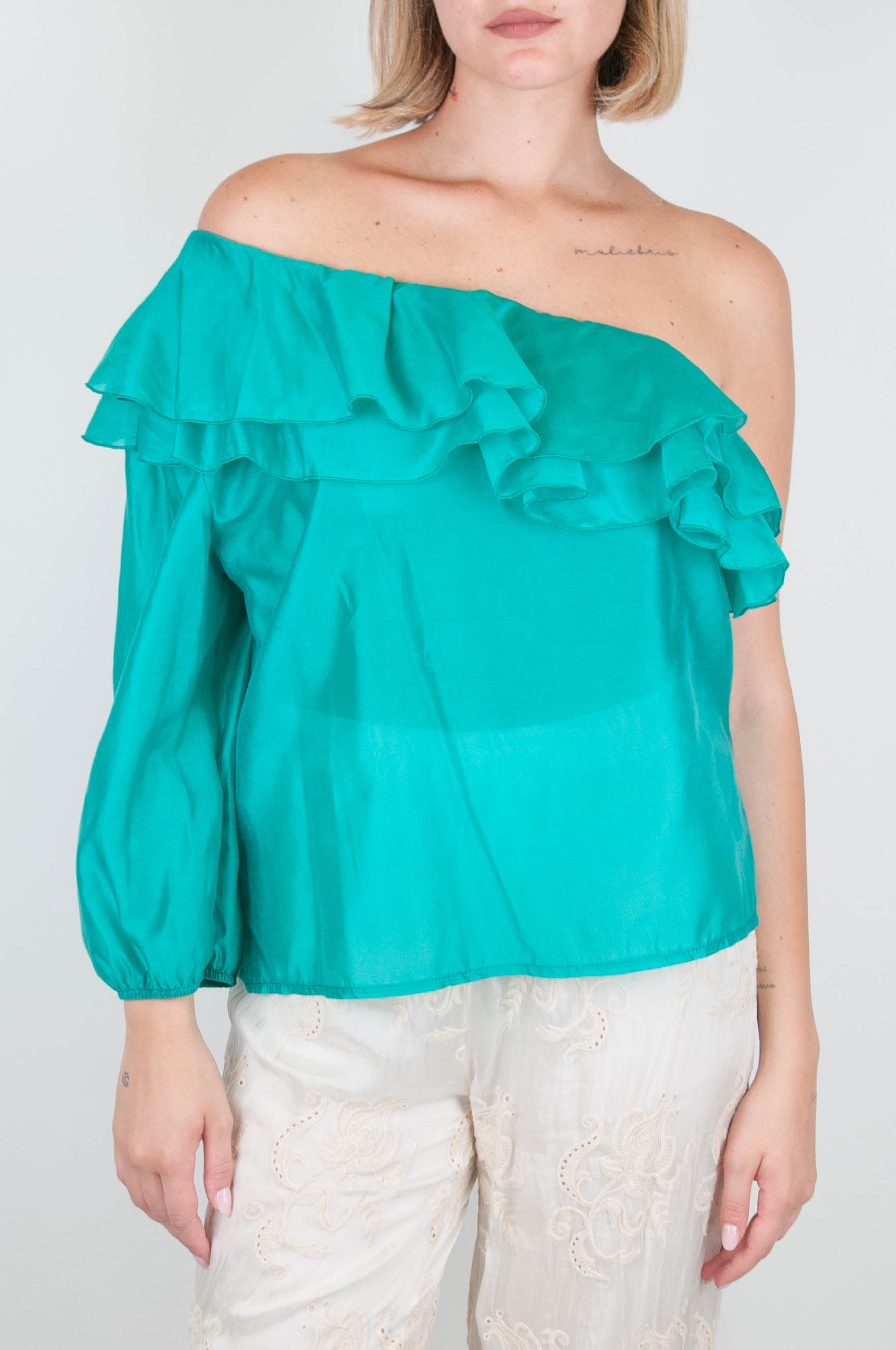 Tensione in - Blusa monospalla con rouches