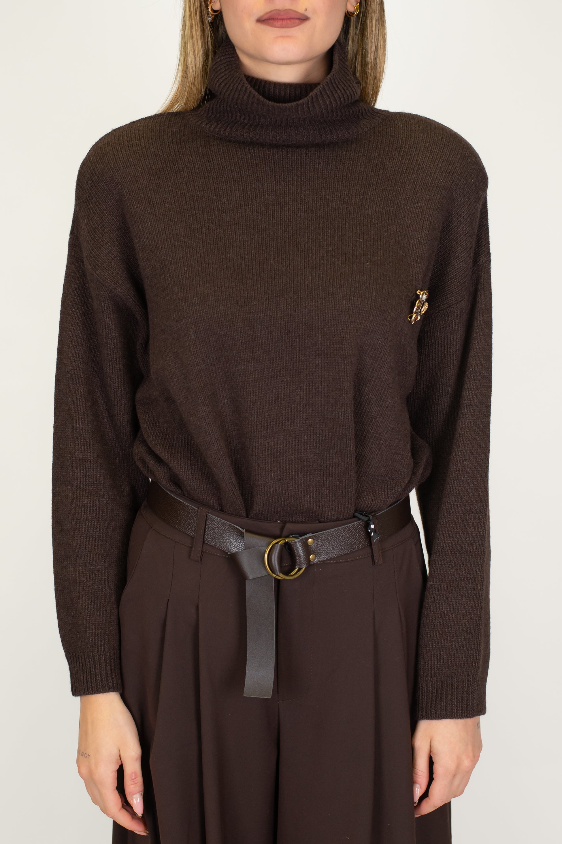 Motel - Dolcevita in misto lana con spalline e spilla gioiello