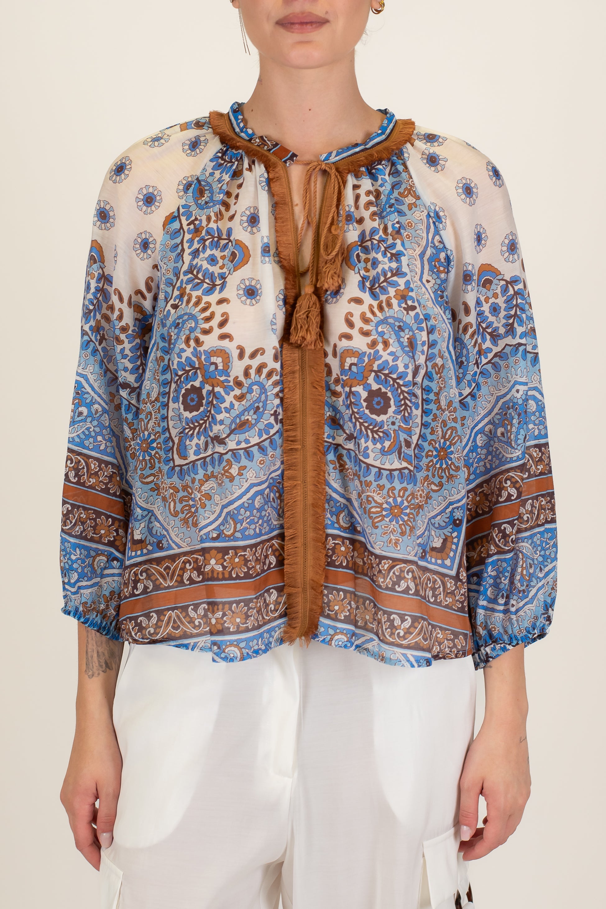 Motel - Blusa fantasia astratta in lyocell con scollo a V e nappine lungo il profilo