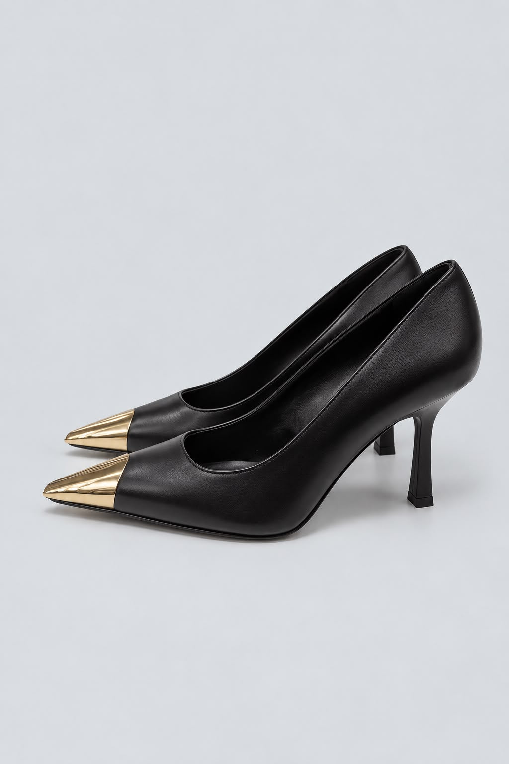 Ovyè - Décolleté in pelle con punta metallica
