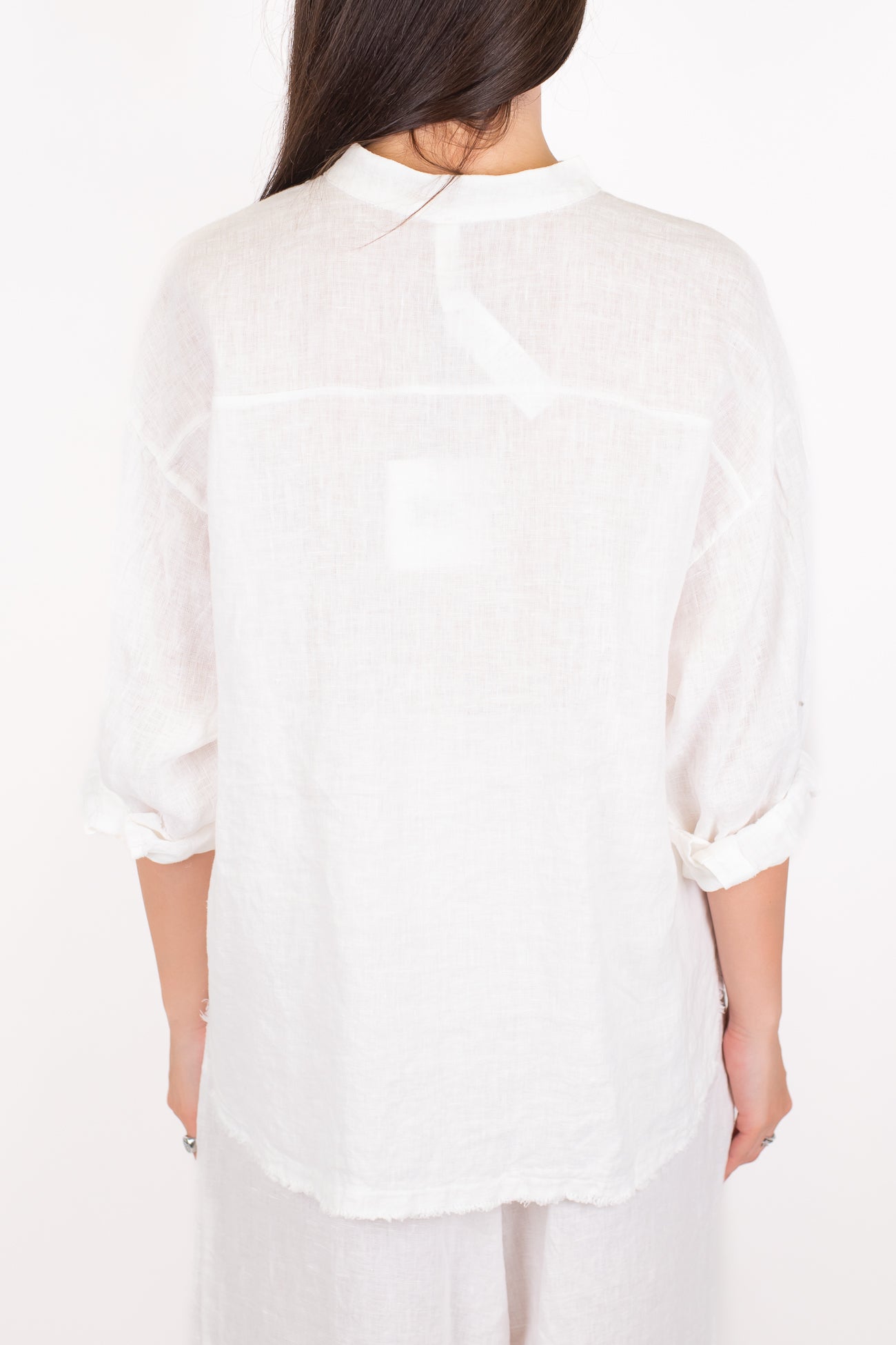 Tensione in - Camicia in puro lino con collo coreano e taschino
