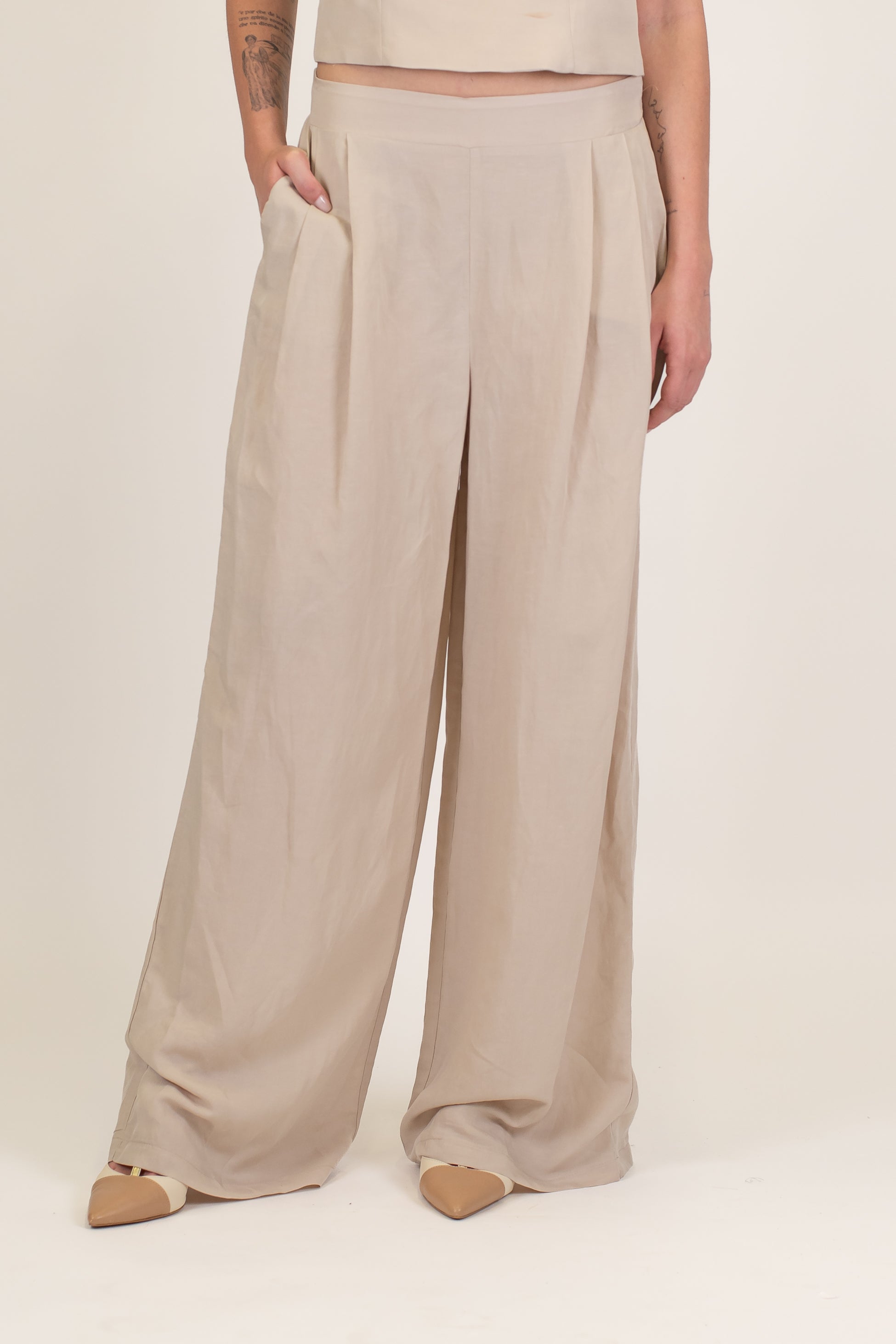 Tensione in - Coordinato in misto viscosa e lino con top bretelle e pantalone palazzo con pinces ed elastico sul retro