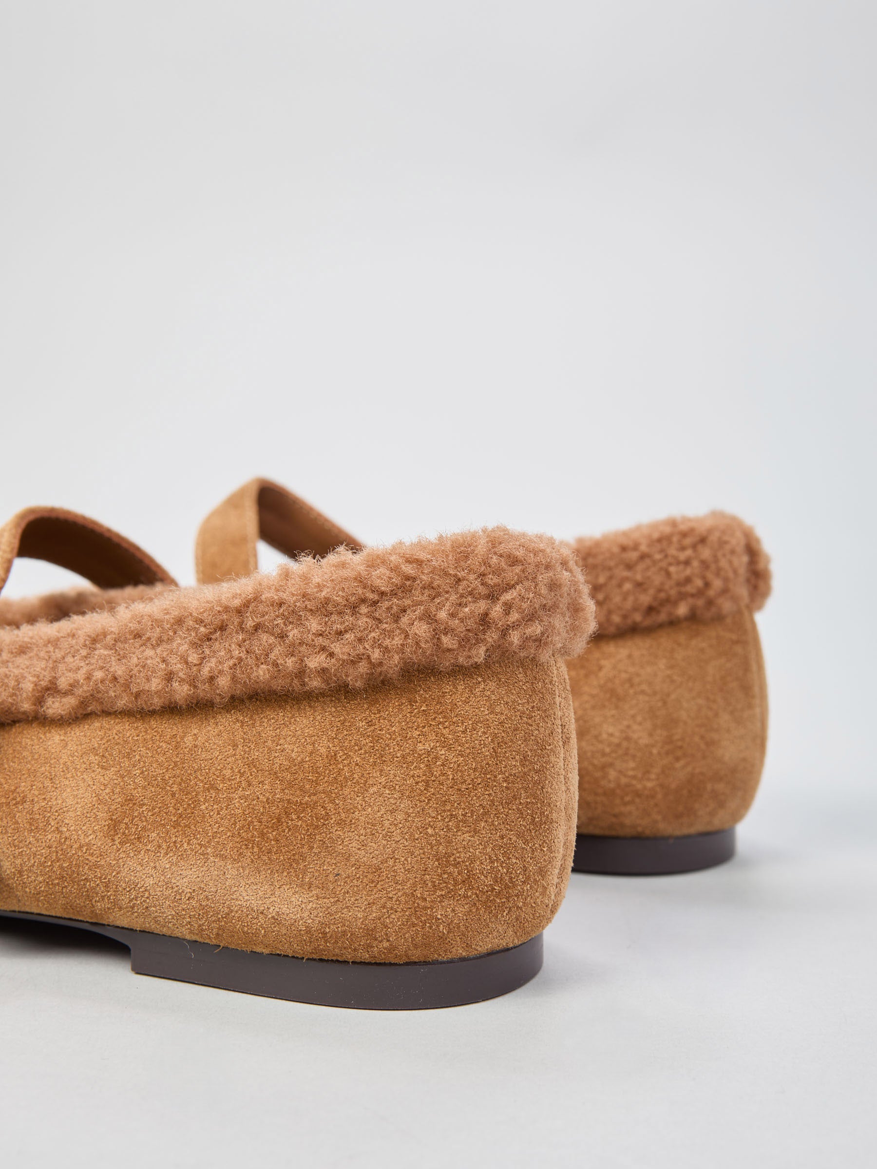 Ovyé - Ballerina in suede con cinturino sul collo piede e profilo pellicciato
