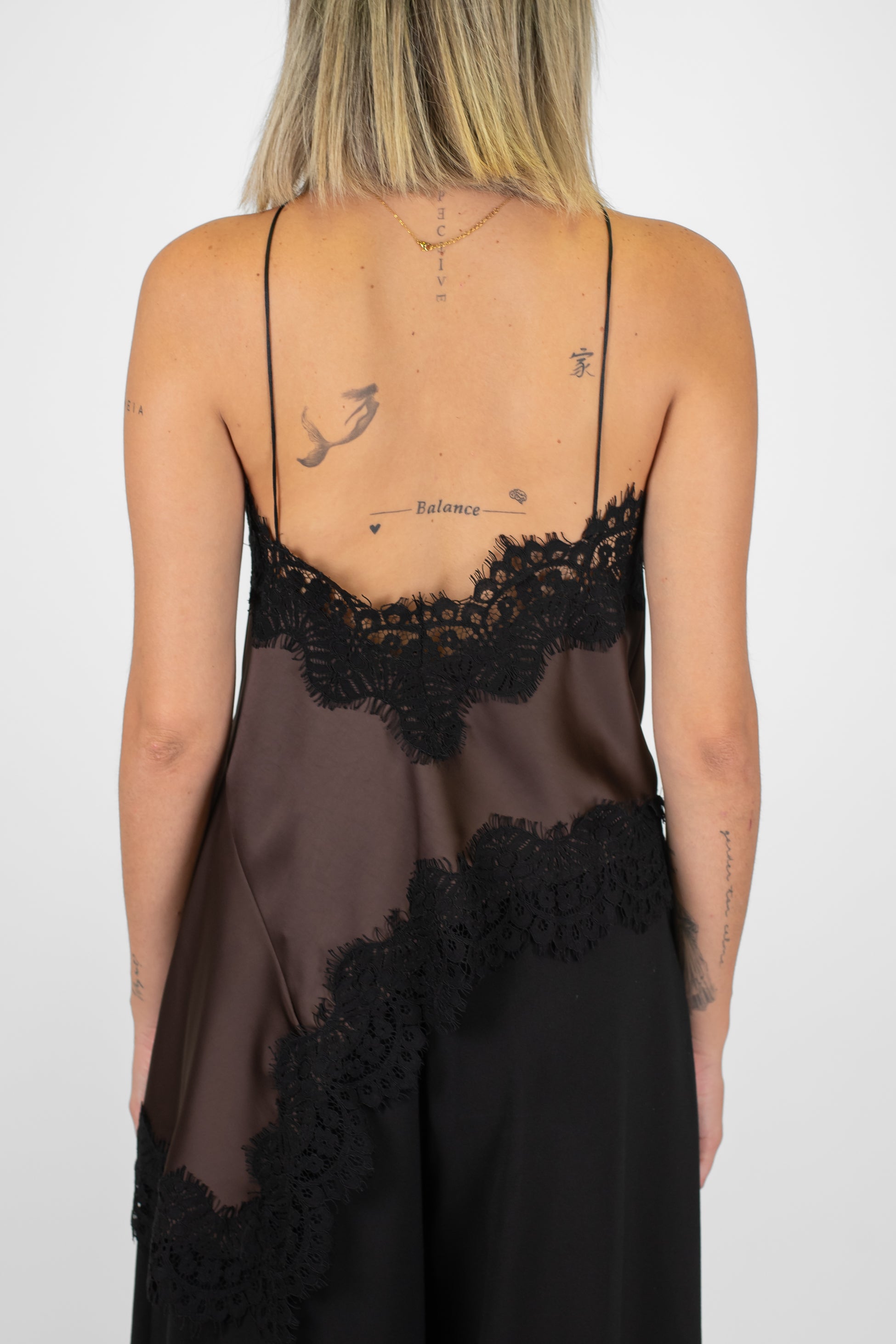 Motel - Top in satin con orli a contrasto in pizzo e asimmetria laterale