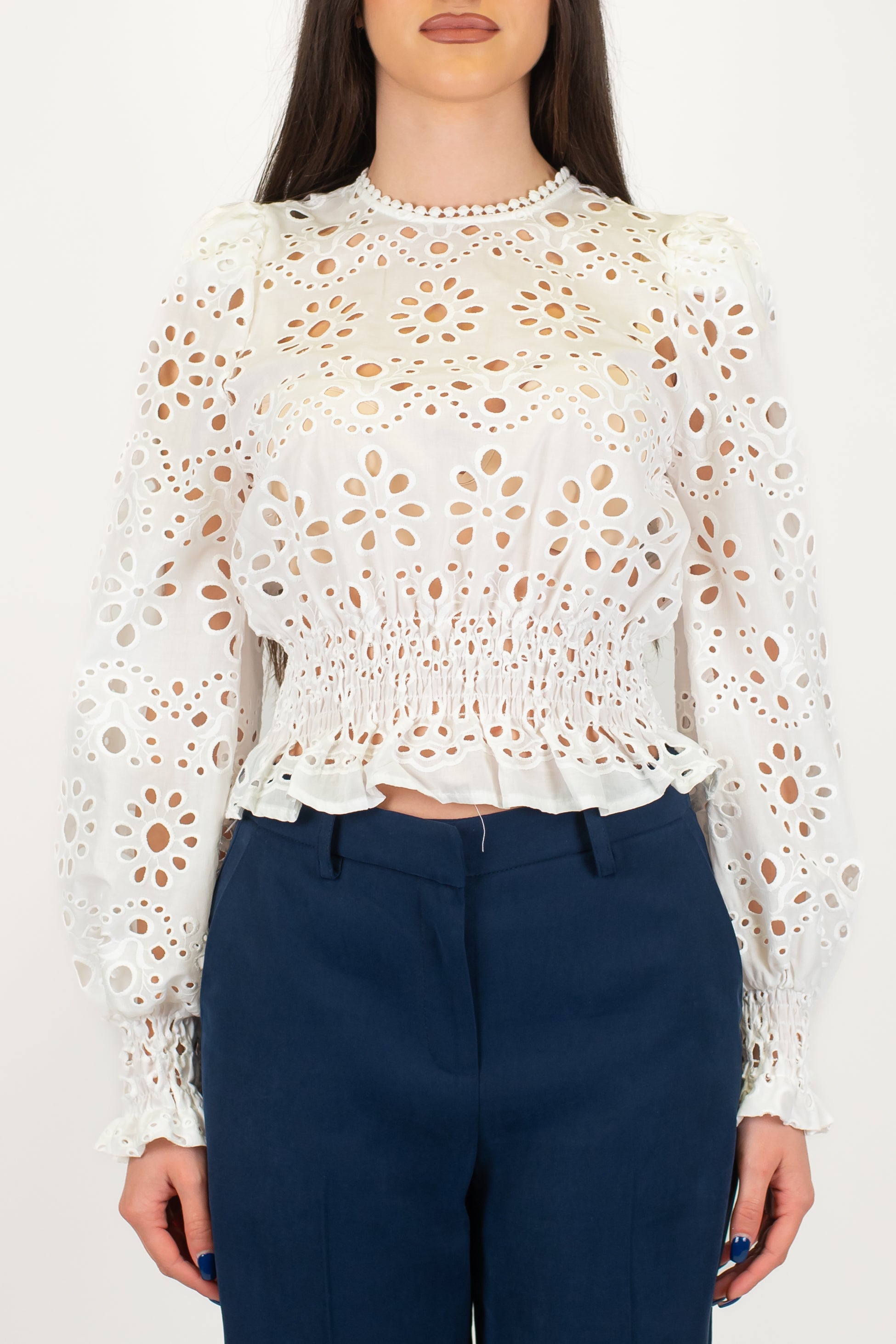Tensione in - Blusa crop in crochet con alastico sul fondo