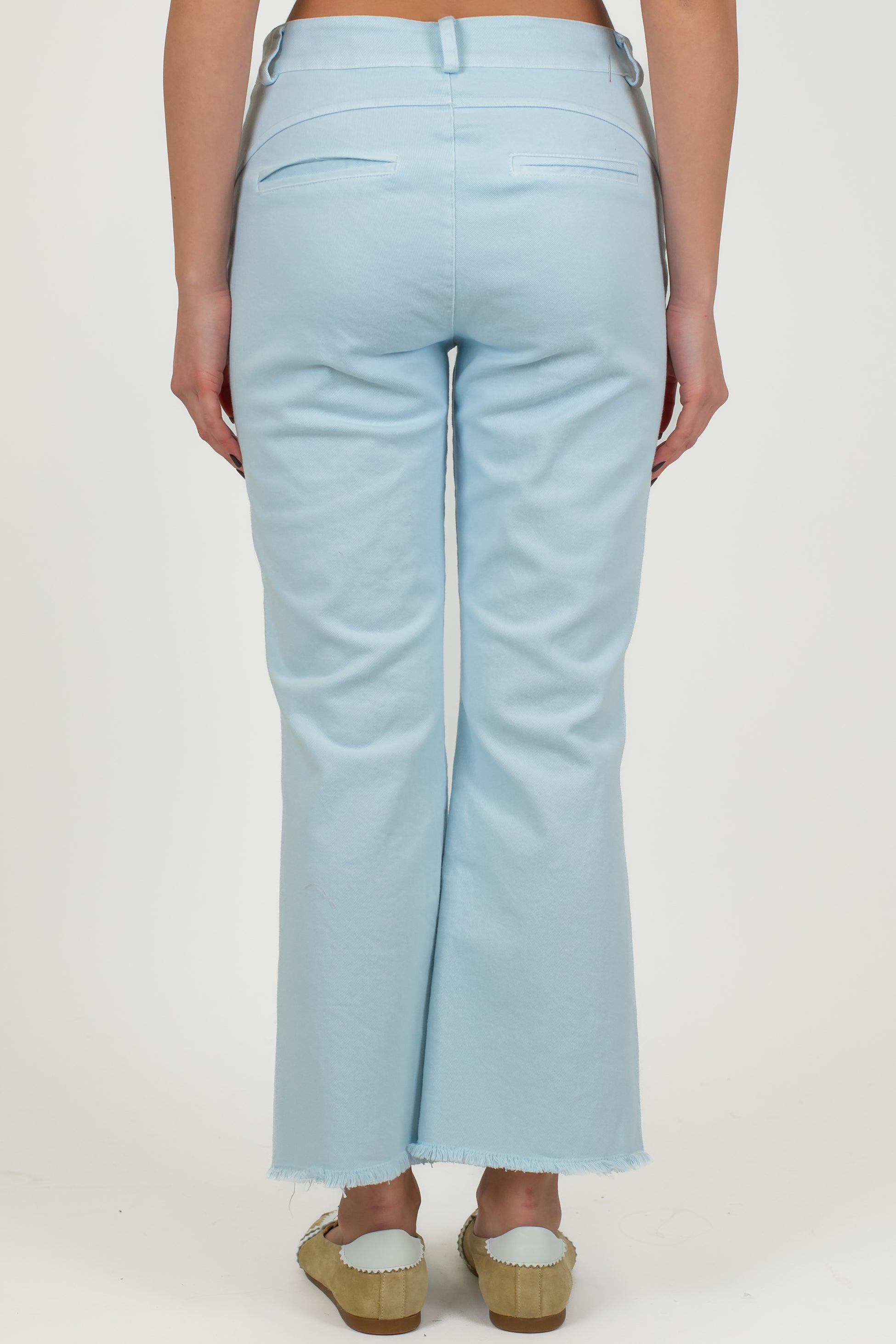 Motel - Pantalone trombetta in denim colorato sfrangiato sul fondo