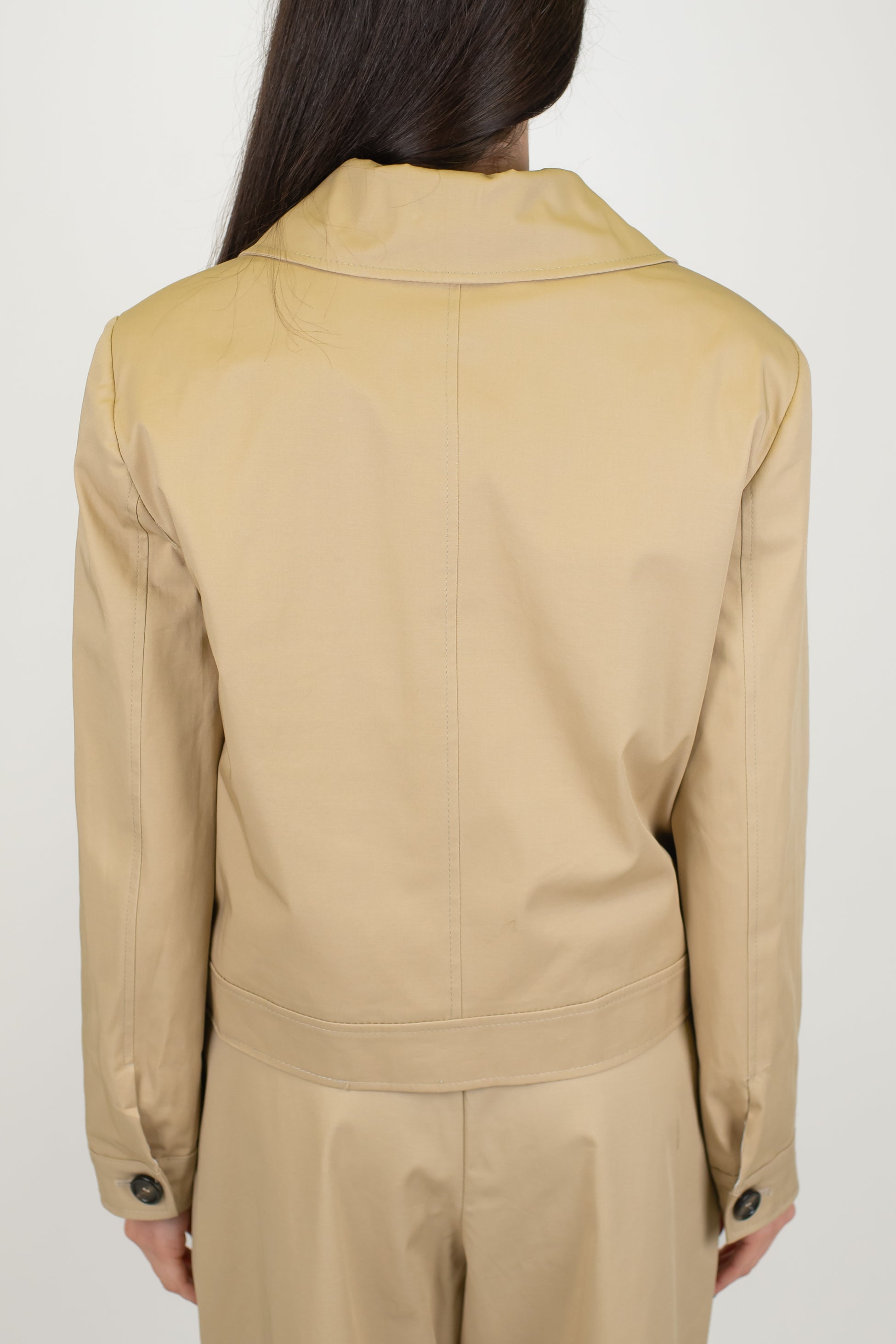 Tensione in - Trench crop con chiusura bottoni