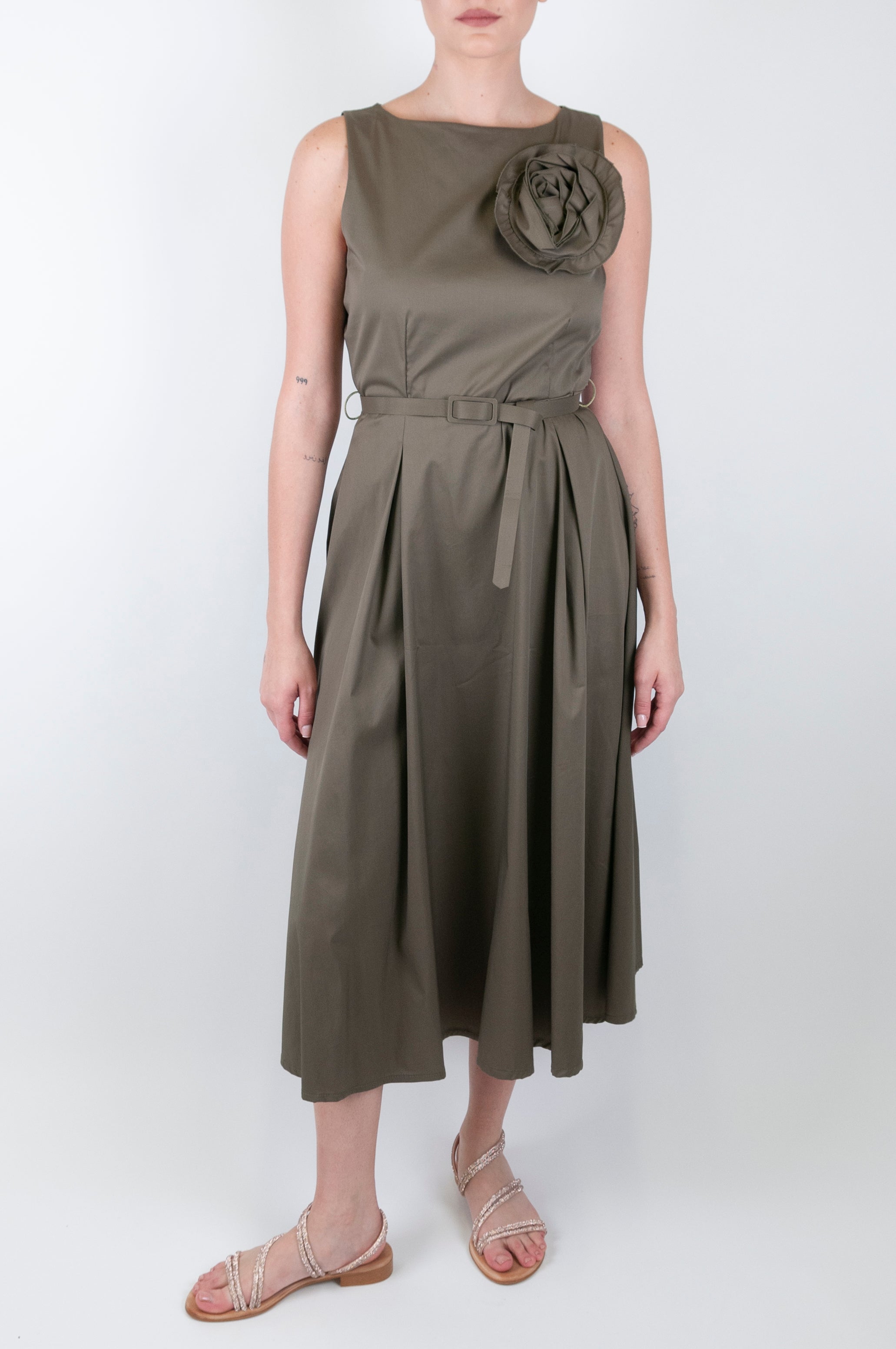 Tension in - Long sleeveless dress with flower brooch