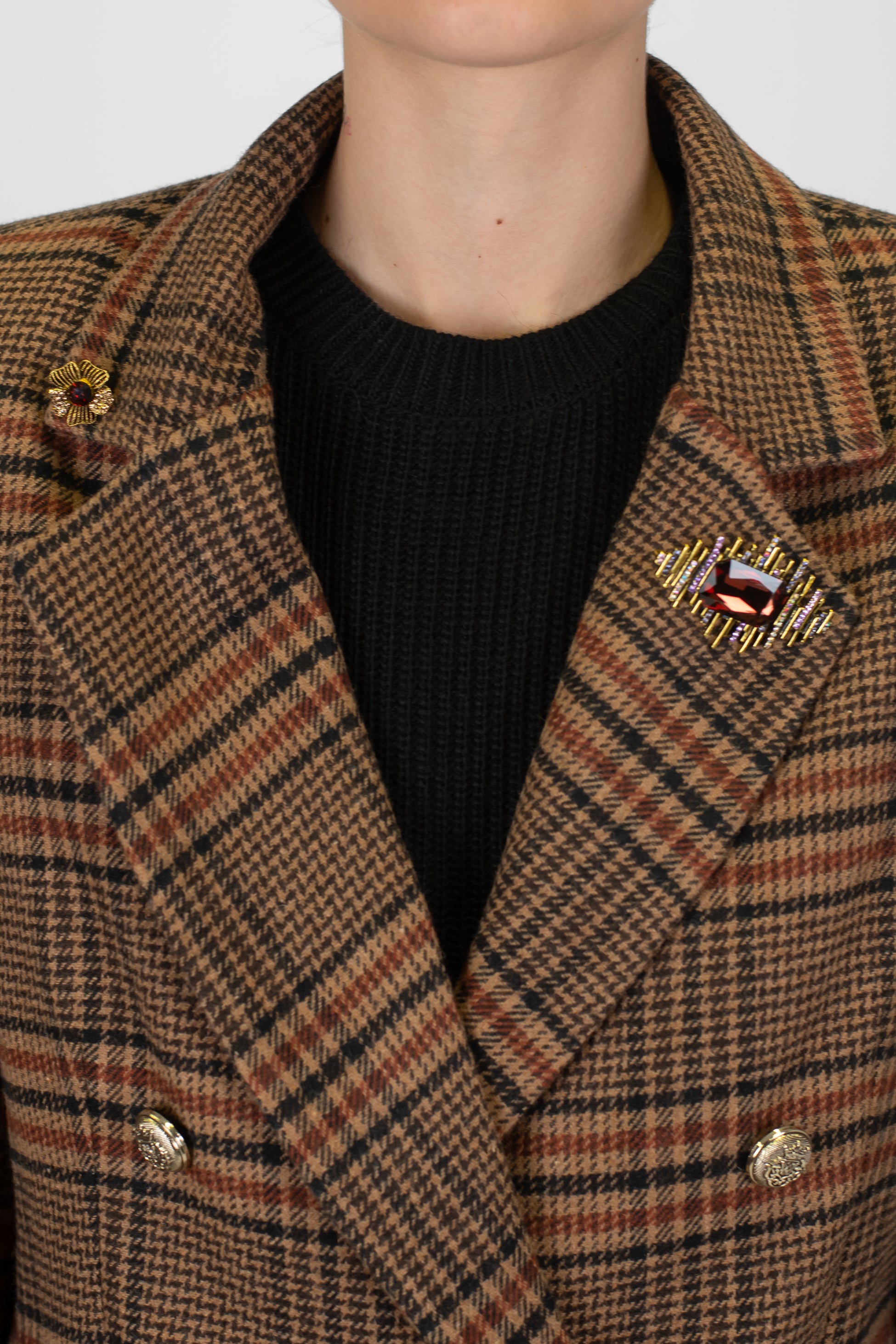 Tensione in - Giacca doppiopetto fantasia principe di galles in misto lana con spille gioiello