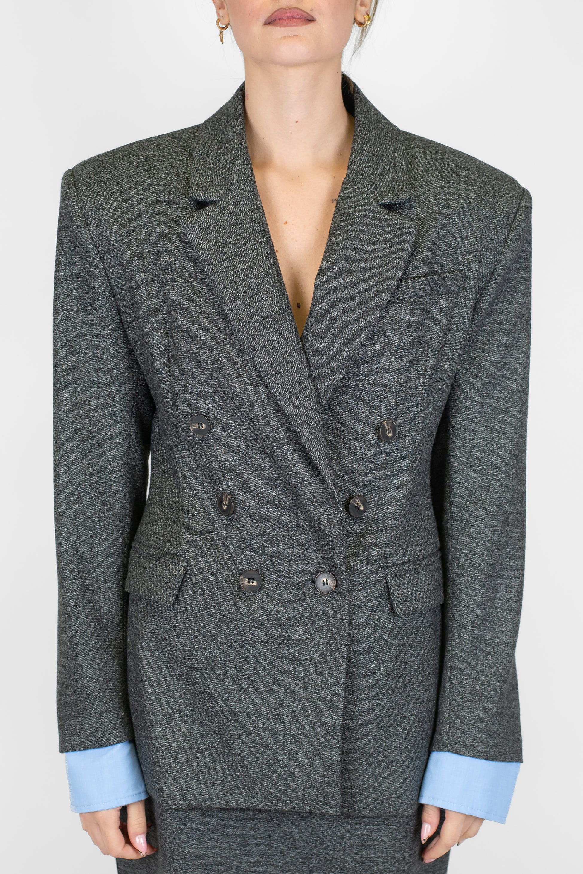 Tensione in - Giacca doppiopetto con pinces, spalline e polsini camicia