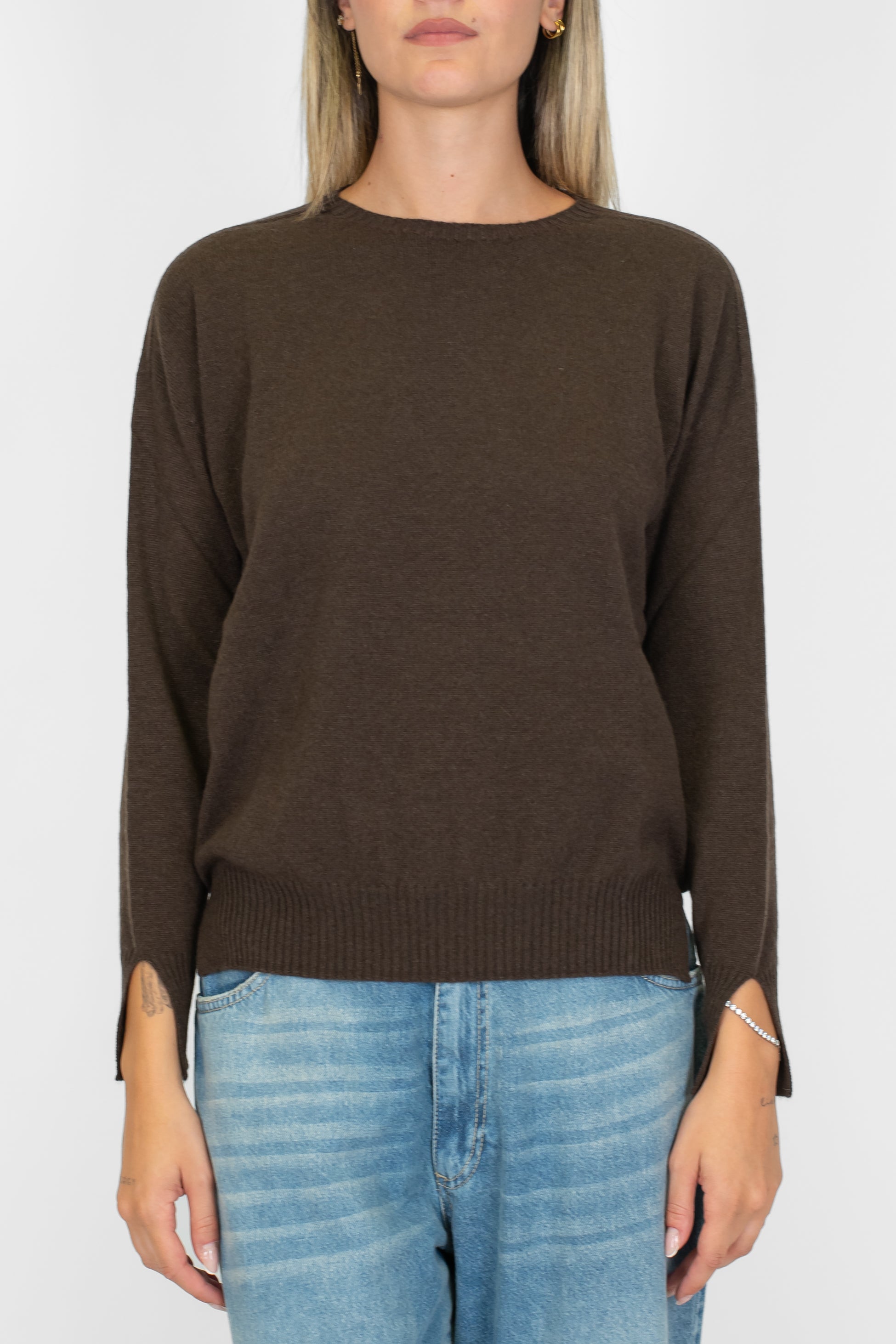 Tensione in - Maglia girocollo in puro cashmere con spacchetti su polsi