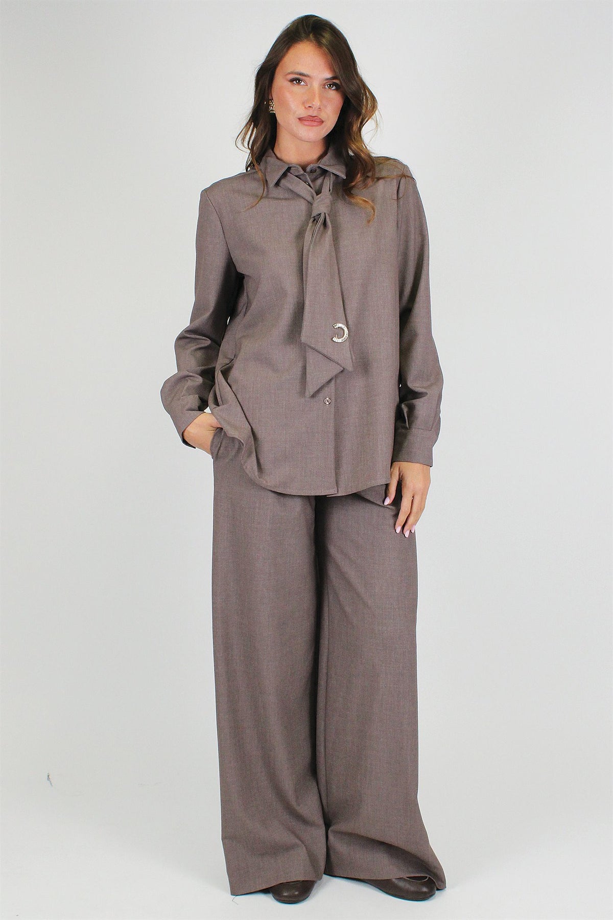 Maryley - Coordinato con camicia con cravatta e pantalone palazzo con pinces