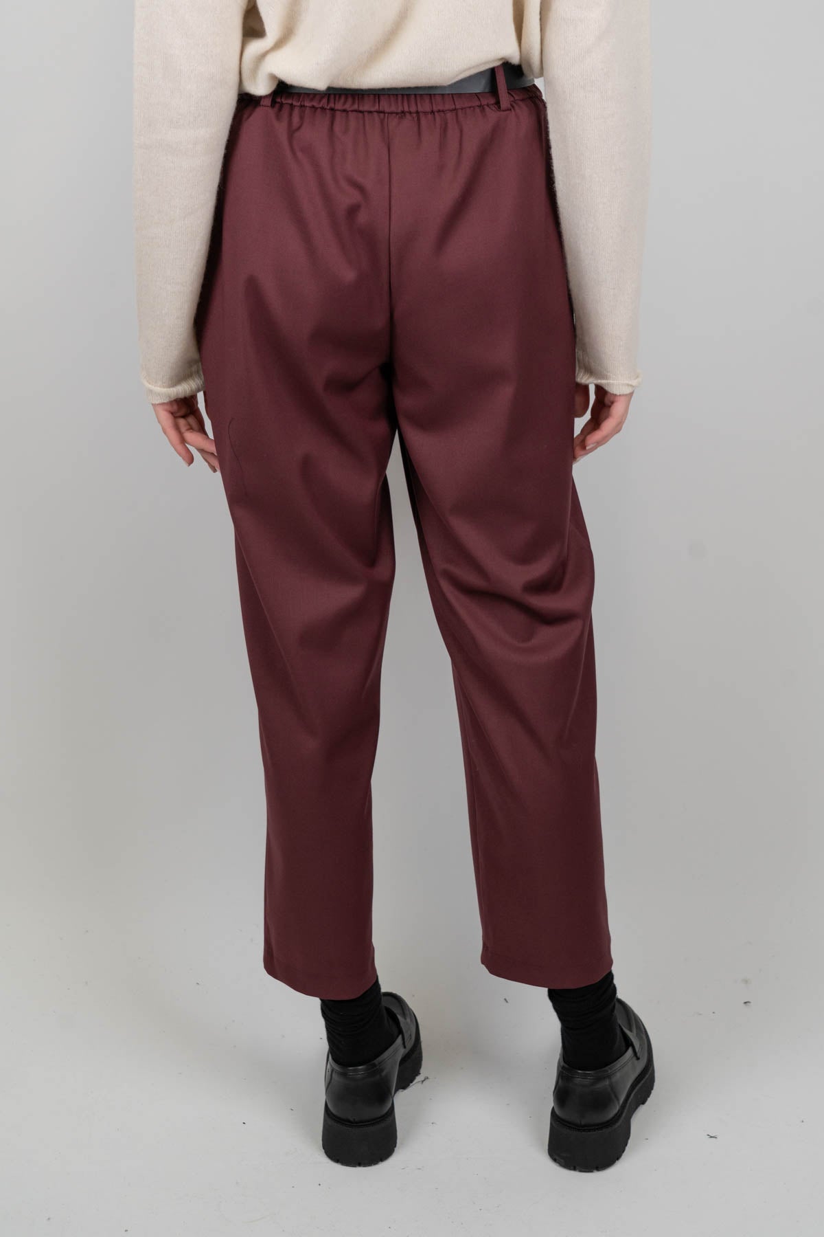 Tensione in - Pantalone regular con pinces ed elastico sul retro