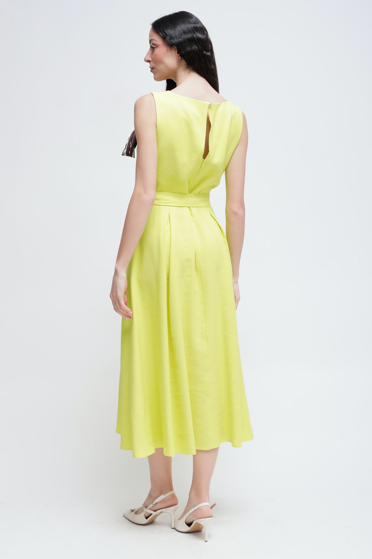 Maryley - Abito lungo giromaniche con spilla foulard e chiusura zip sul retro