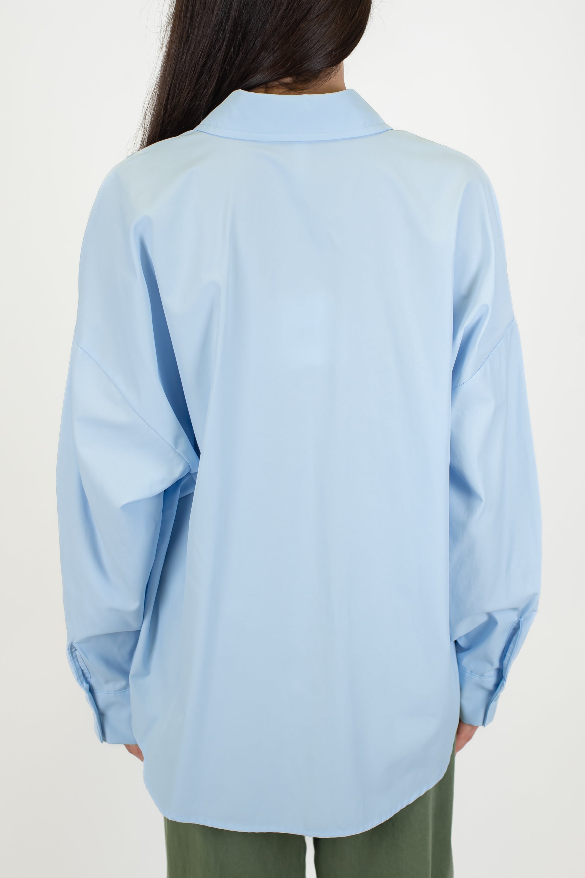 Tensione in - Camicia stondata con dettagli traforati e asimmetria fronte-retro