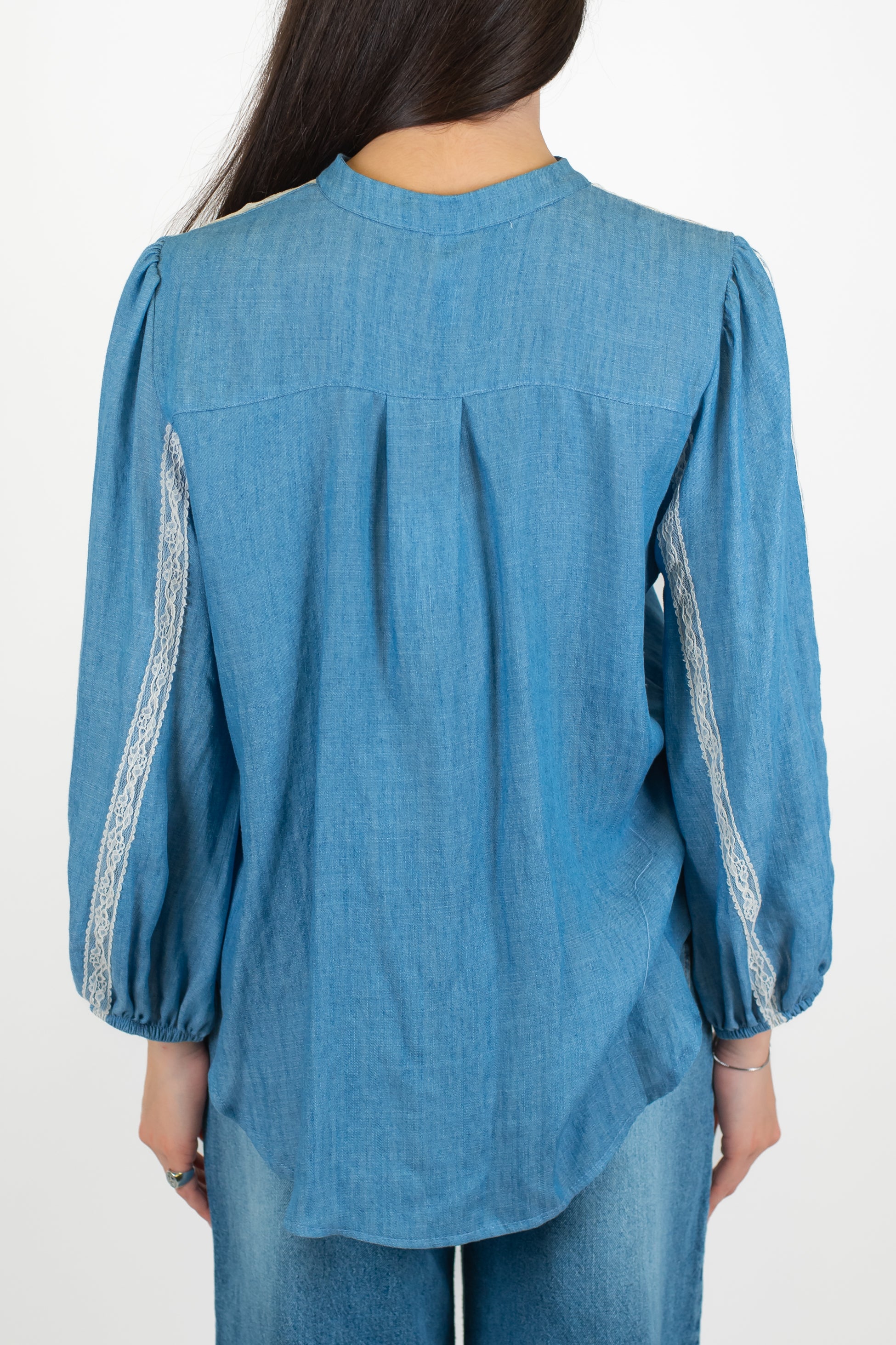 Tensione in - Camicia in misto lino e tencel effetto denim con manica palloncino e dettagli in pizzo