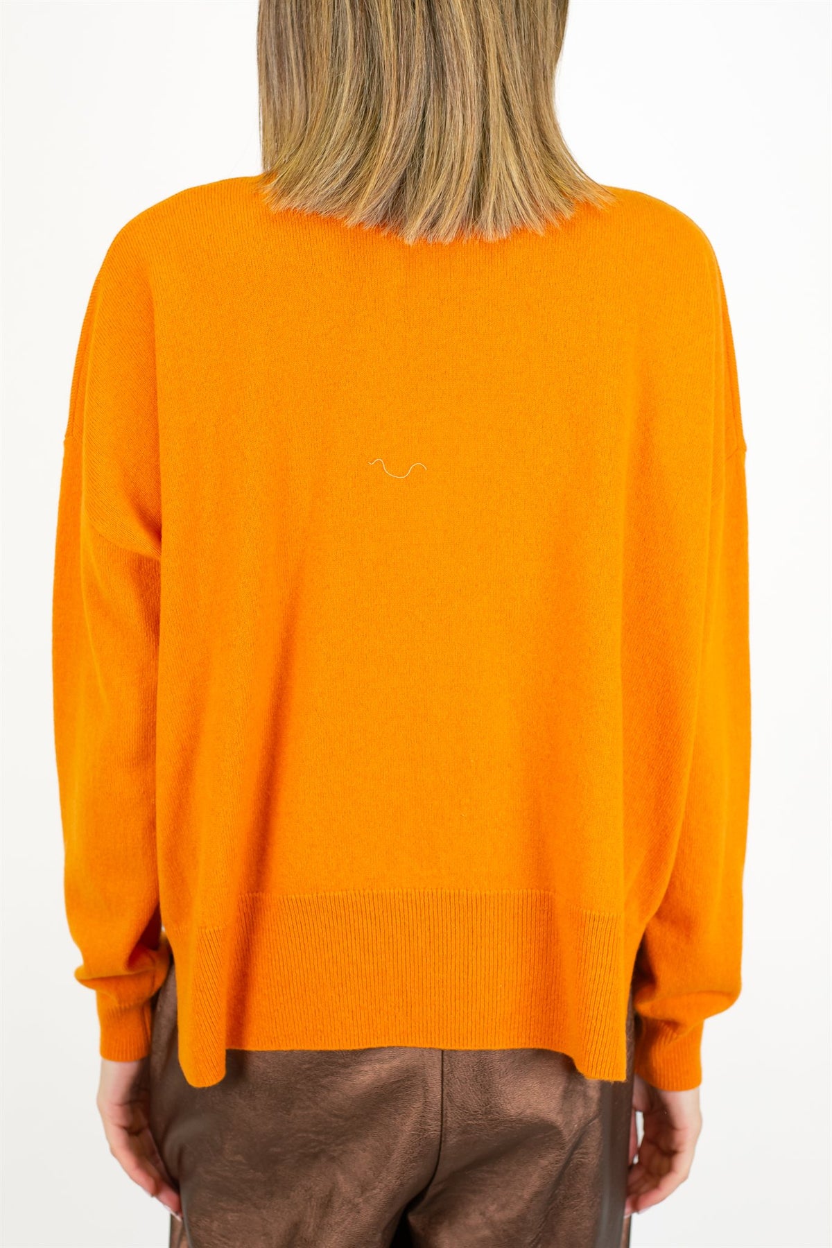 Tensione in - Maglia scollo cratere in pura lana