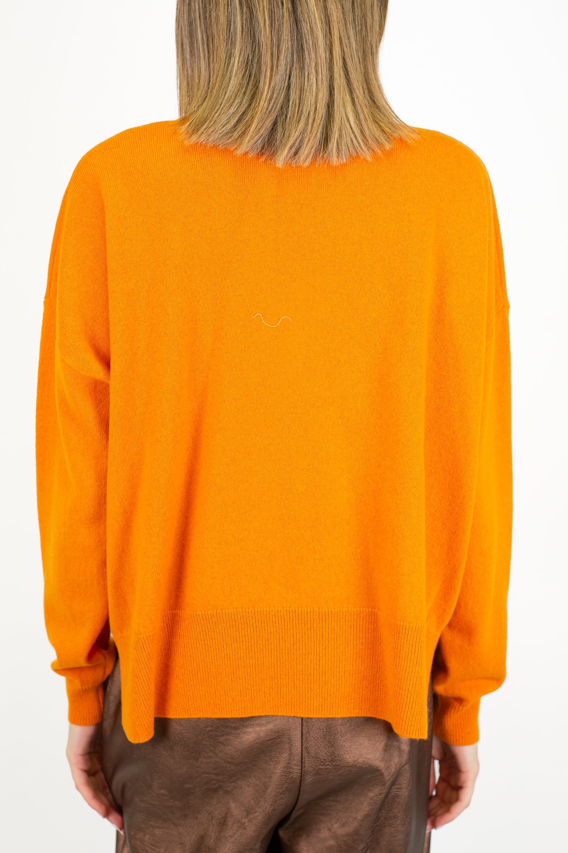 Tensione in - Maglia scollo cratere in 100% lana