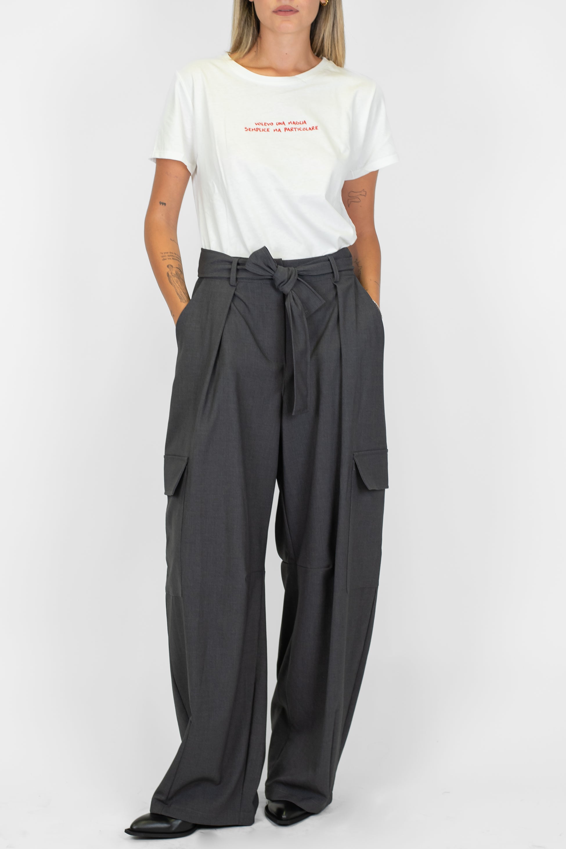 Tensione in - Pantalone palazzo cargo con pinces con cintura in tessuto