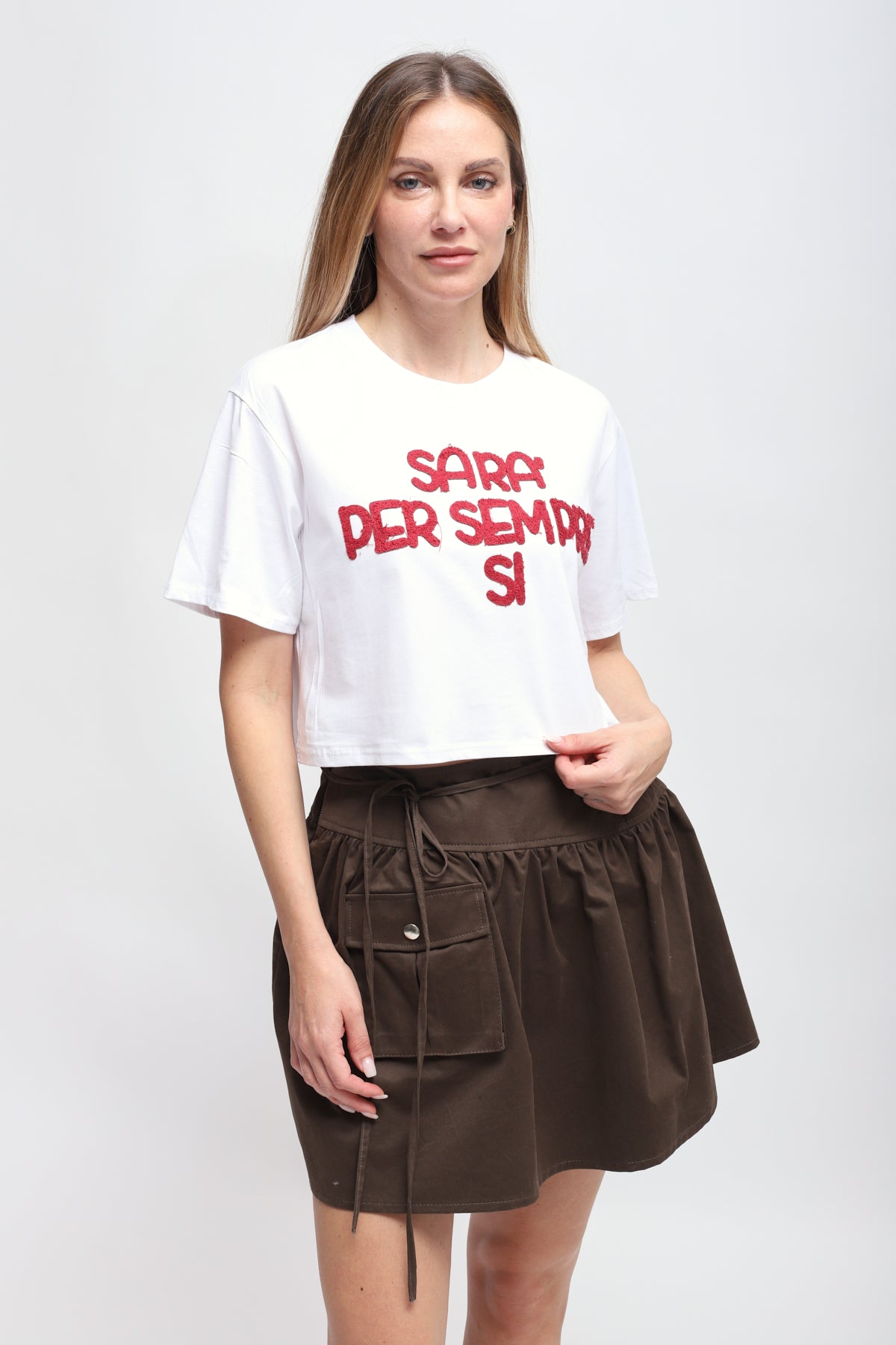 Maryley - T-shirt crop con scritta "Sarà per sempre si" a contrasto