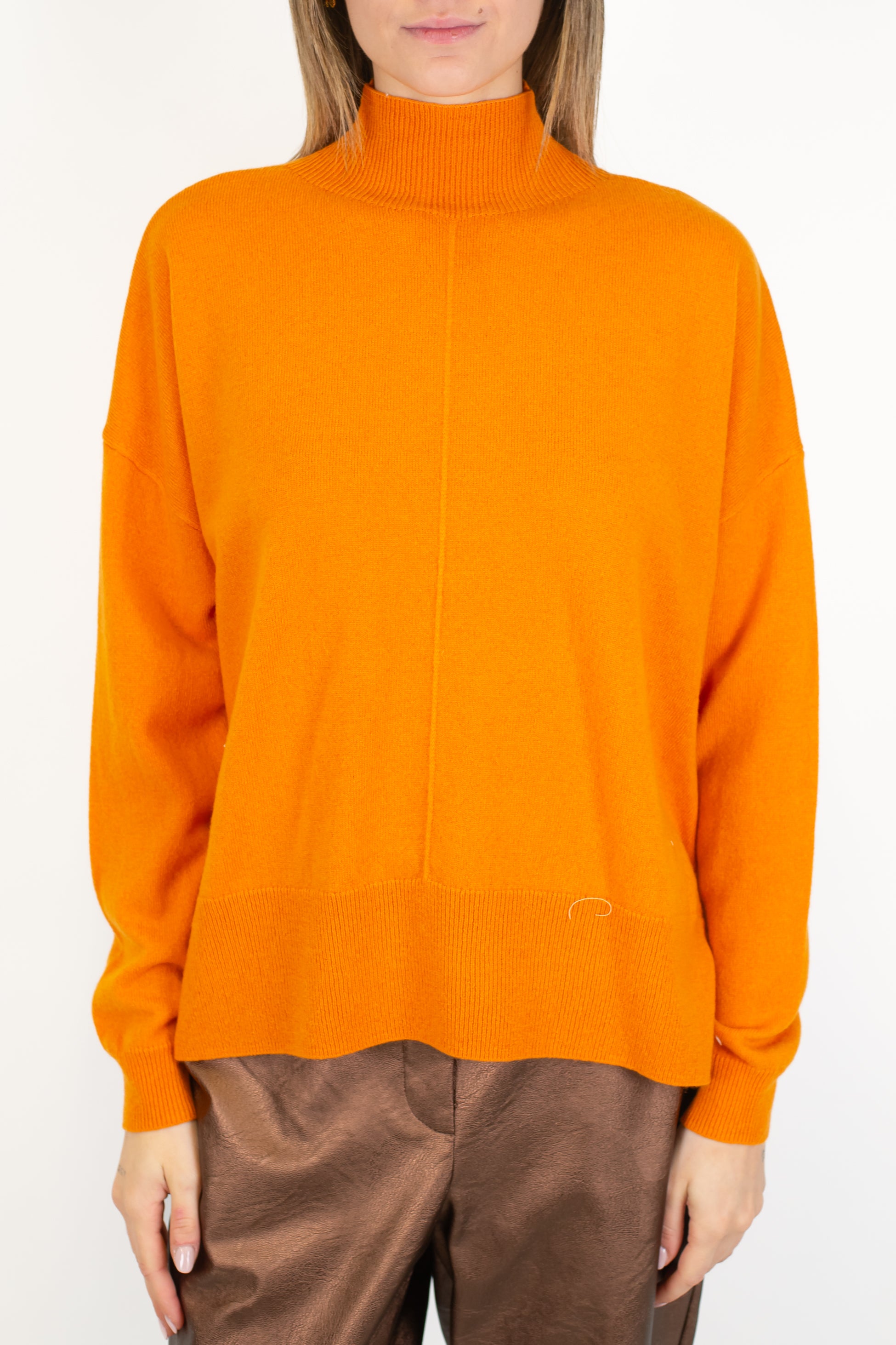 Tensione in - Maglia scollo cratere in 100% lana