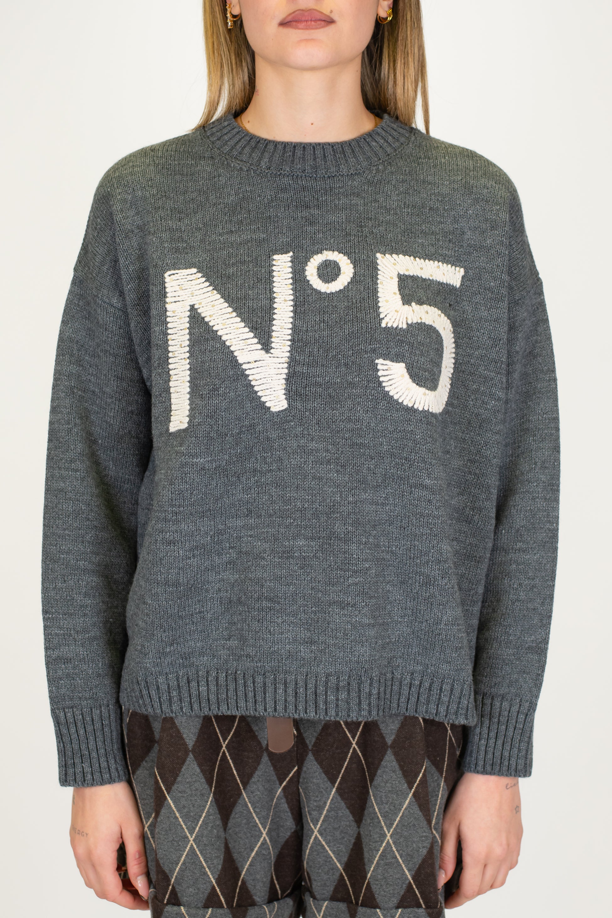 Tensione in -Maglia girocollo in misto lana con ricamo N°5