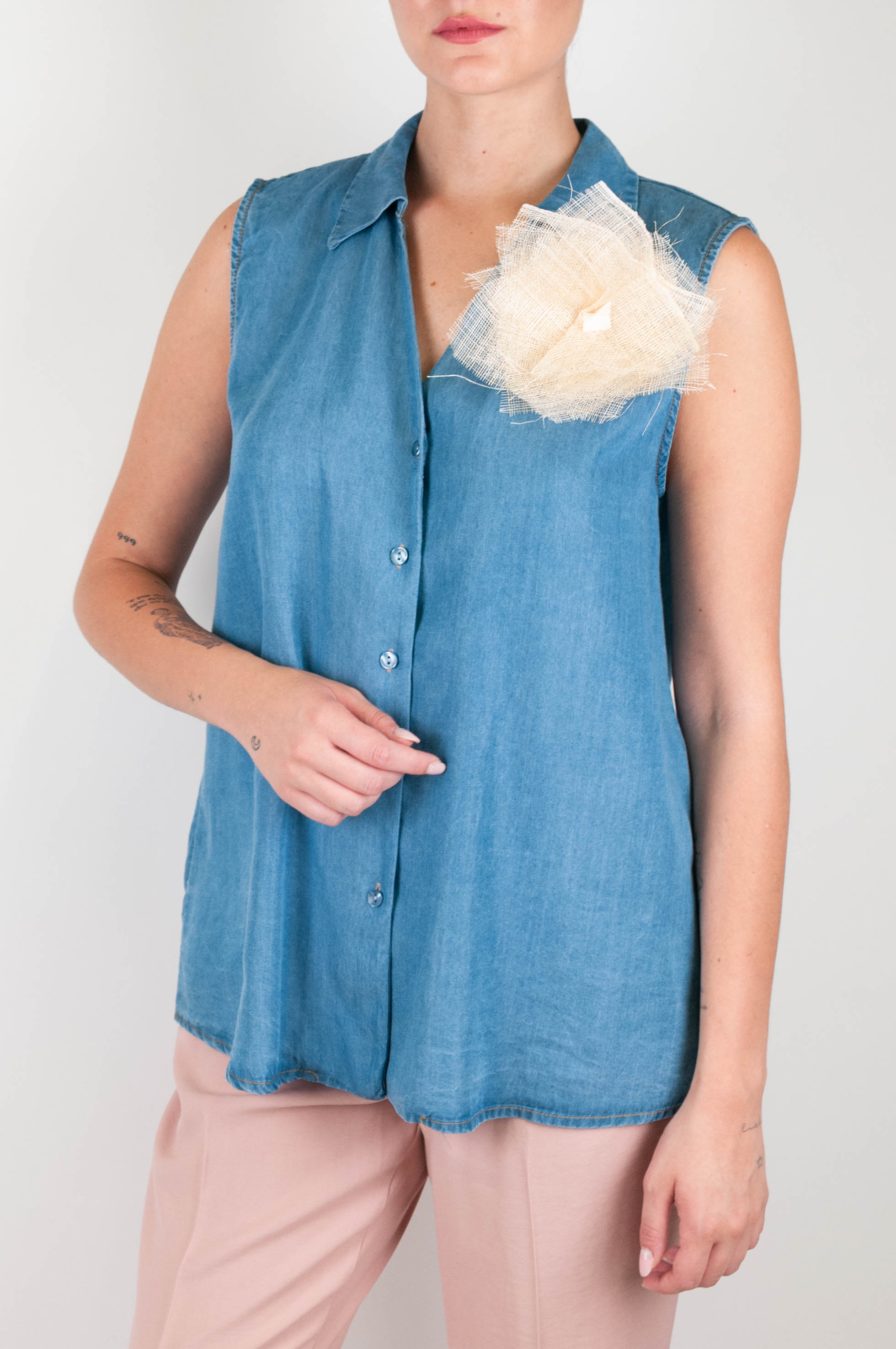 Tensione in - Top in chambray con scollo shiffer