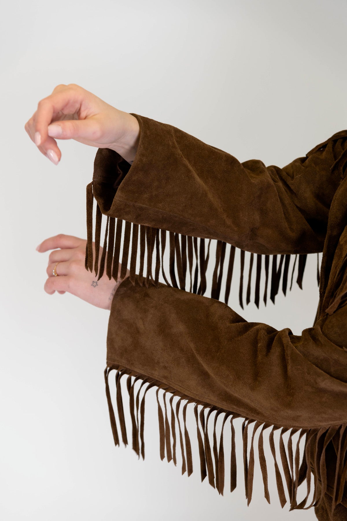 Tensione in - Giacca in camoscio con frange su fronte e maniche