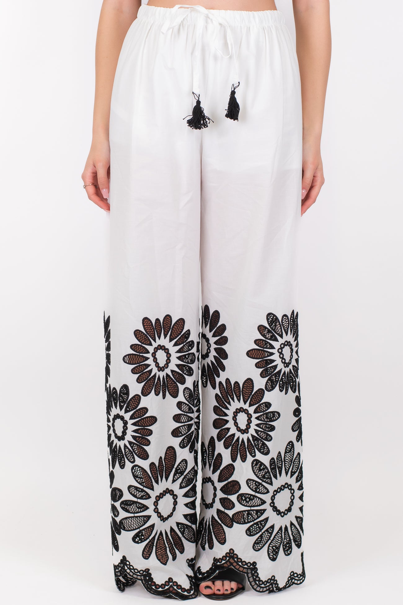 Motel - Pantalone palazzo con ricami floreali a contrasto e coulisse