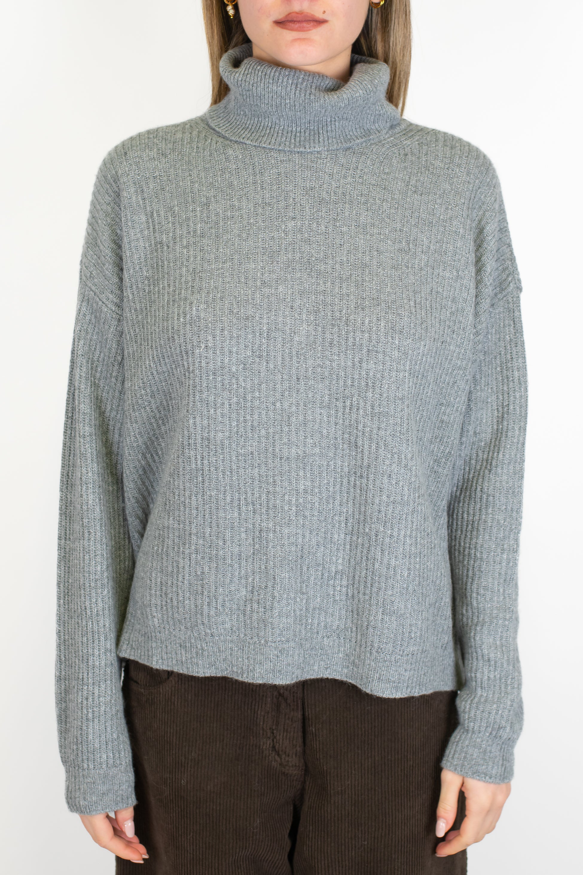 Tensione in - Dolcevita a costine in misto lana e cashmere