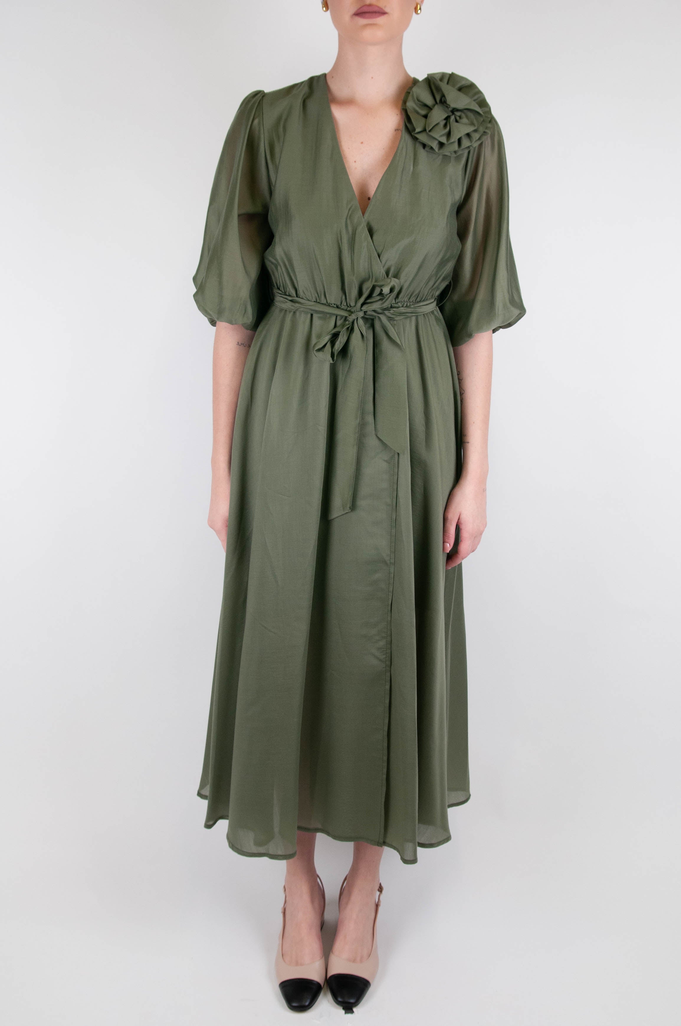 Tension in - Shirtdress with three-quarter sleeves and flower brooch