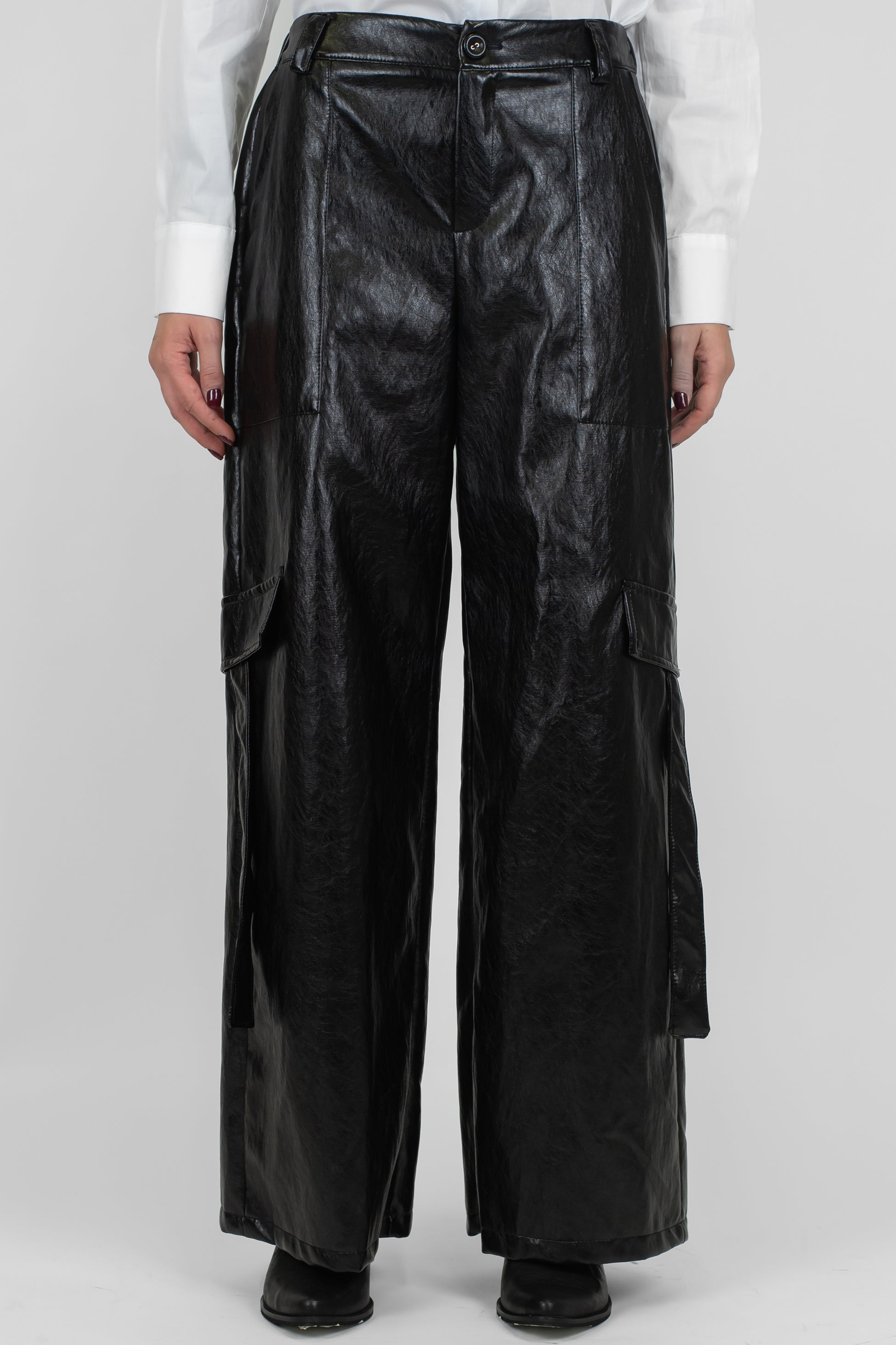 Tensione in - Pantalone cargo palazzo in ecopelle con elastico sul retro