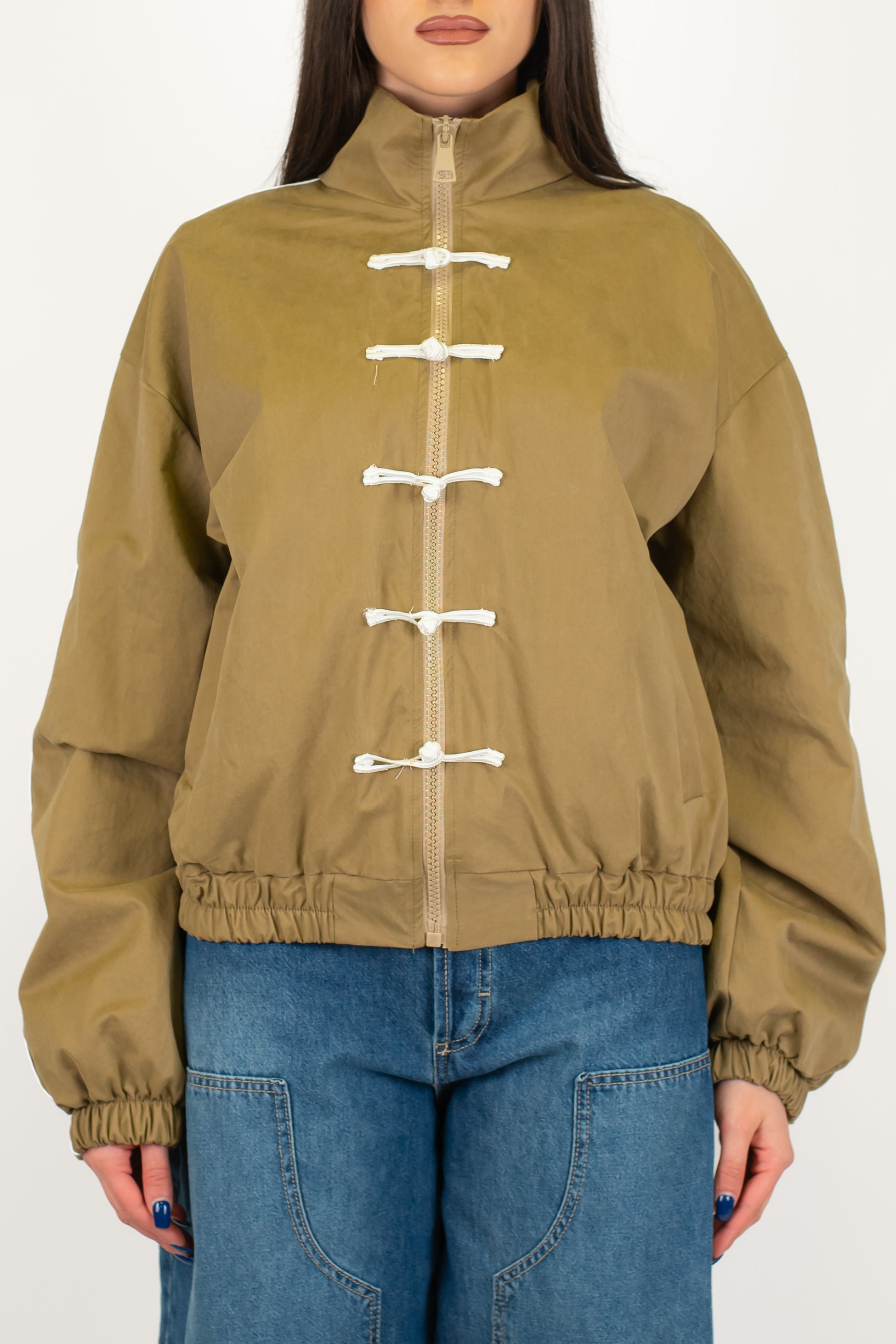 Tensione in - Bomber con chiusura zip e alamari ed elastico sul fondo