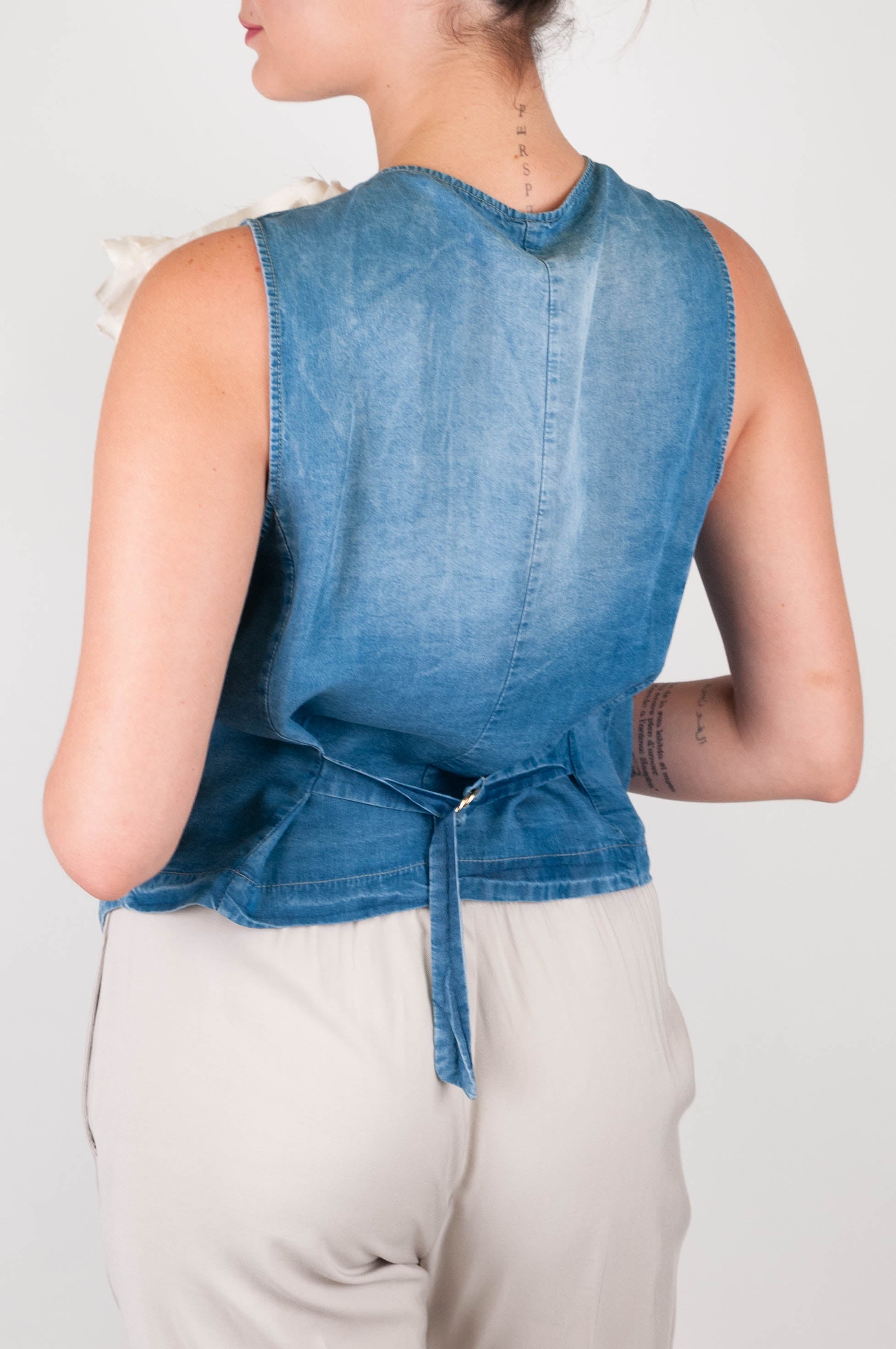 Tensione in - Gilet in chambray con spilla fiore