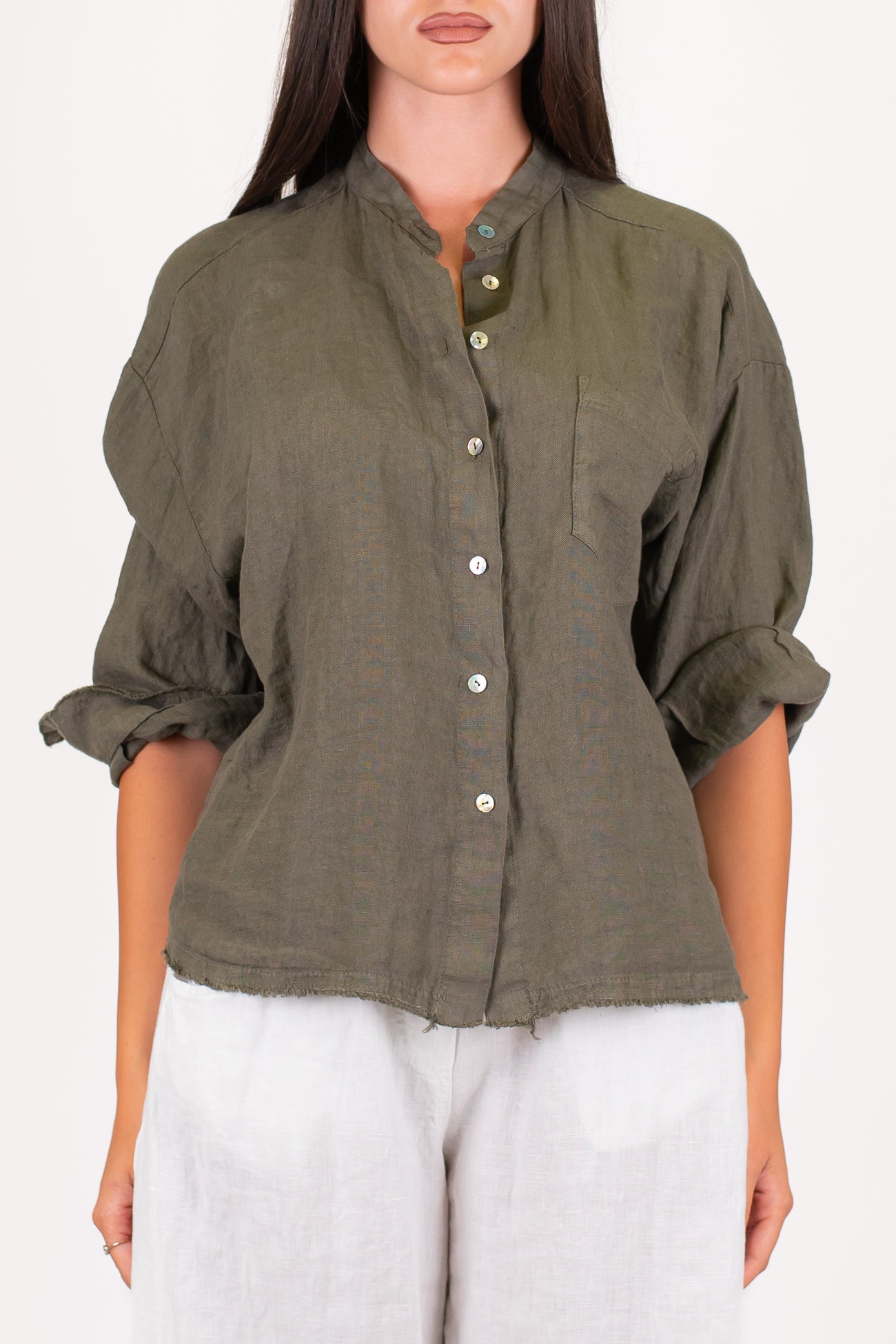 Tensione in - Camicia in puro lino con collo coreano e taschino